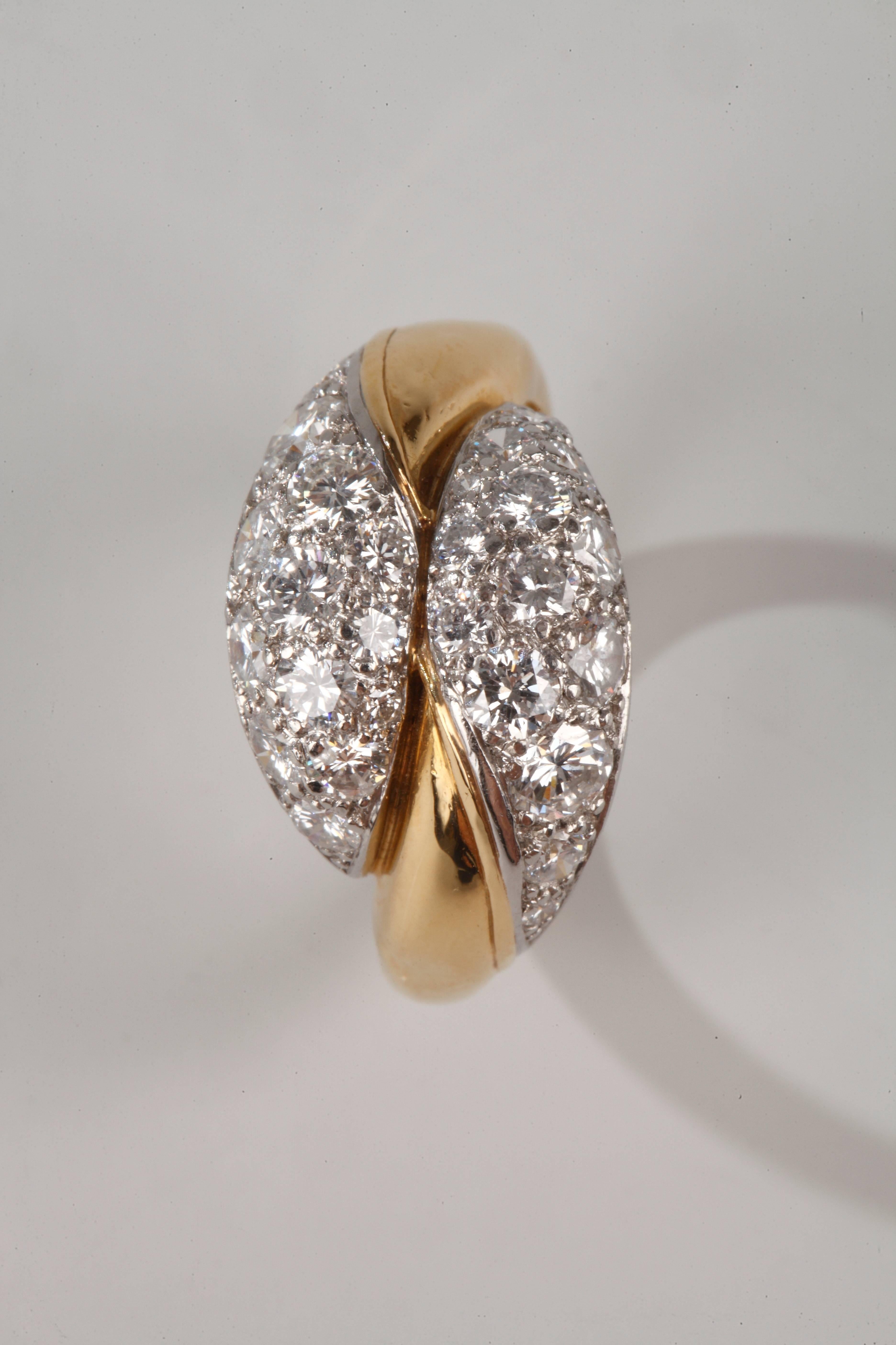 In yellow gold with two motives set with brillant-cut diamonds. Around 1.65ct.
Signed Mauboussin n° 21950
Size : EU : 53  US : 6.5