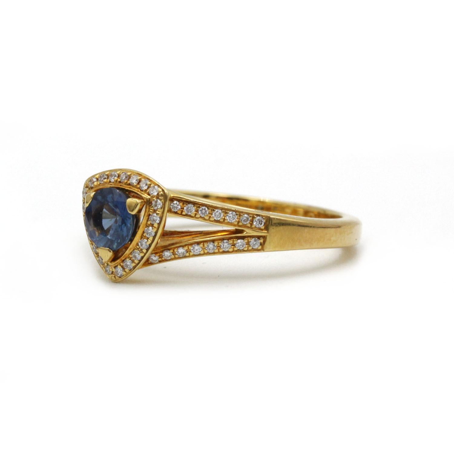 Dieser Ring aus 18 Karat Gelbgold aus der ikonischen Kollektion Dream & Love von Mauboussin stellt einen blauen Saphir im Billionenschliff von ca. 0,50 Karat in den Mittelpunkt, der von einem Halo aus 51 Diamanten im Brillantschliff (insgesamt ~0,20