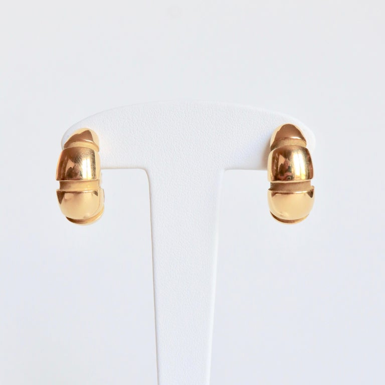 Pair of ear clips from MAUBOUSSIN in 18 Kt yellow gold 
Signed Mauboussin Paris and numbered. 
French Work
Hallmark : eagle's head.
Weight: 18g
Height: 23 mm thickness: 11 mm
