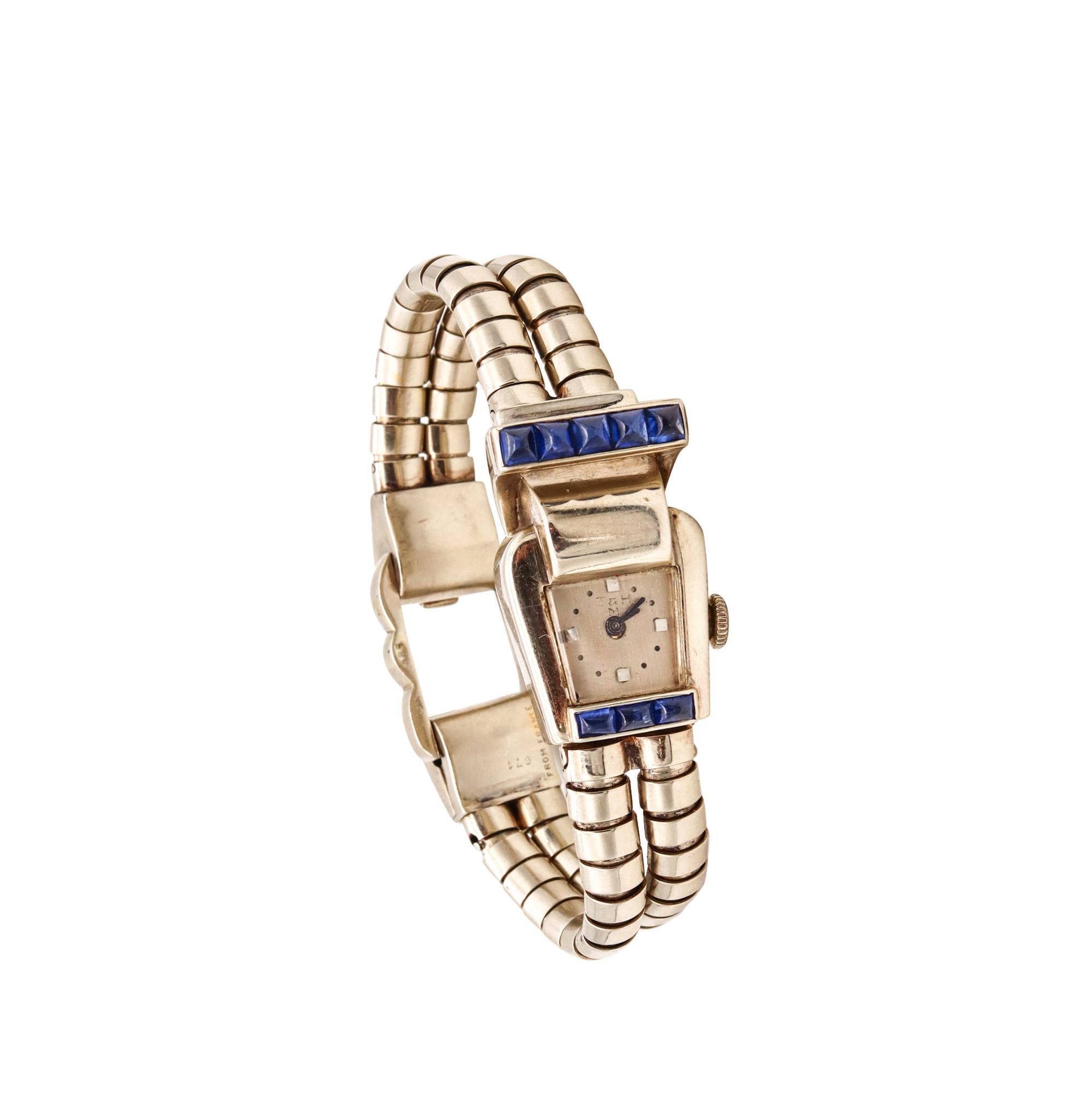 Eine Armbanduhr mit Juwelen, entworfen von Trabert & Hoeffer-Mauboussin.

Schönes geometrisches Stück, das in Paris, Frankreich, vom Haus Trabert & Hoeffer-Mauboussin in den 1950er Jahren geschaffen wurde. Diese Retro-Armbanduhr wurde sorgfältig aus