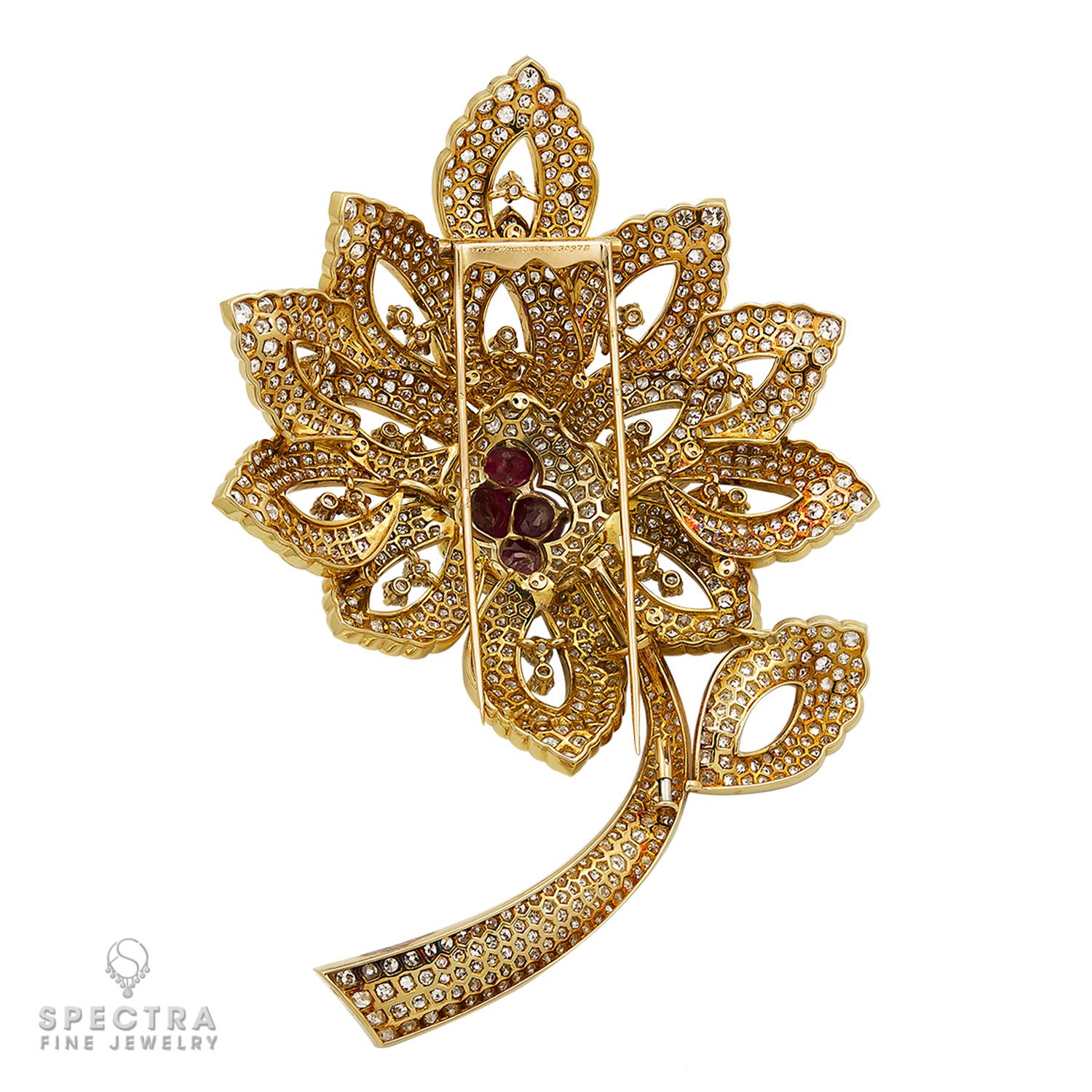 Die von Mauboussin signierte Diamant-Rubin-Blumen-Brosche ist ein exquisites Schmuckstück, das die Handwerkskunst und die Liebe zum Detail der Marke unter Beweis stellt. Diese Brosche ist ein wahres Meisterwerk, das die zeitlose Schönheit von