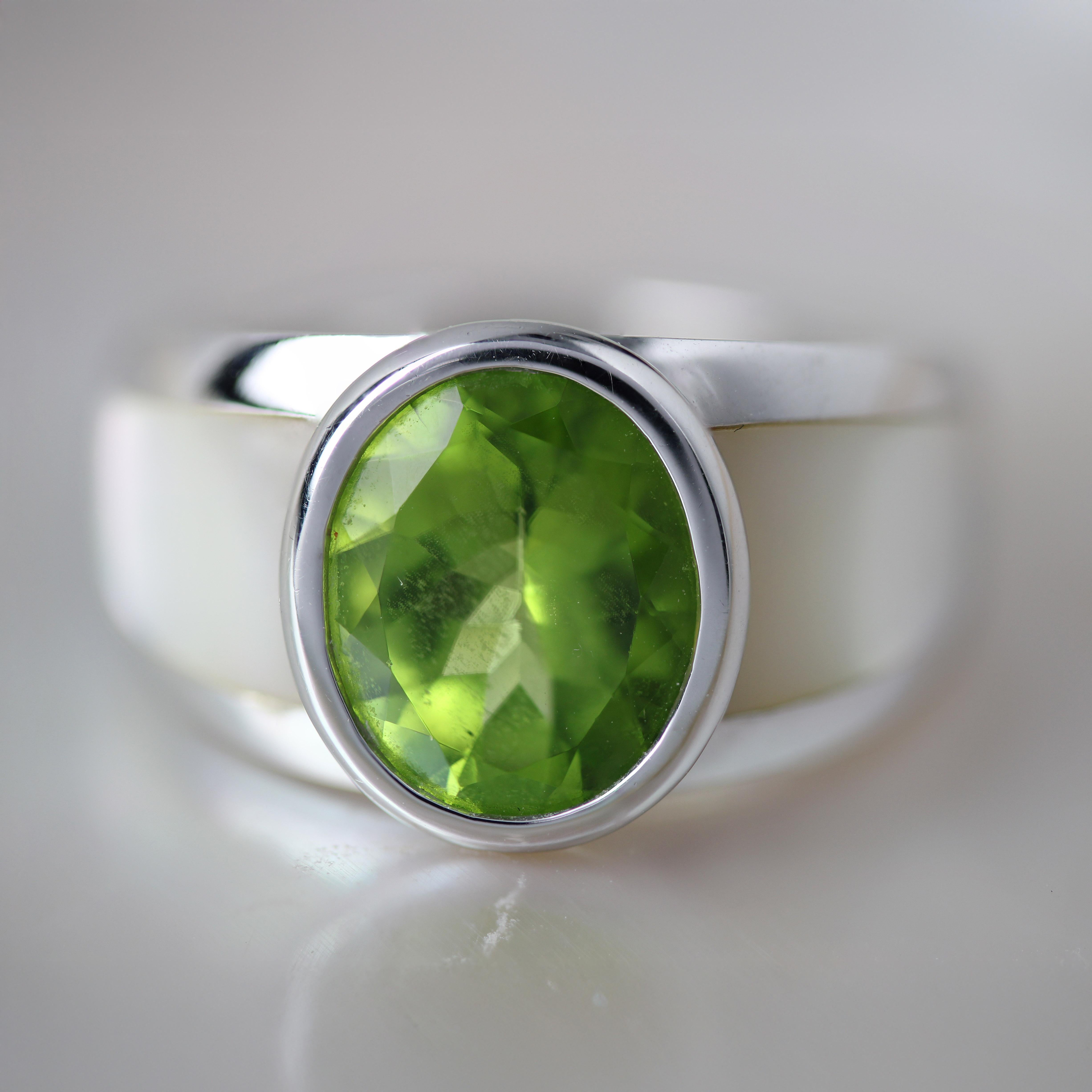 Modern Mauboussin My first Madame Peridot 18 Karat White Gold Ring