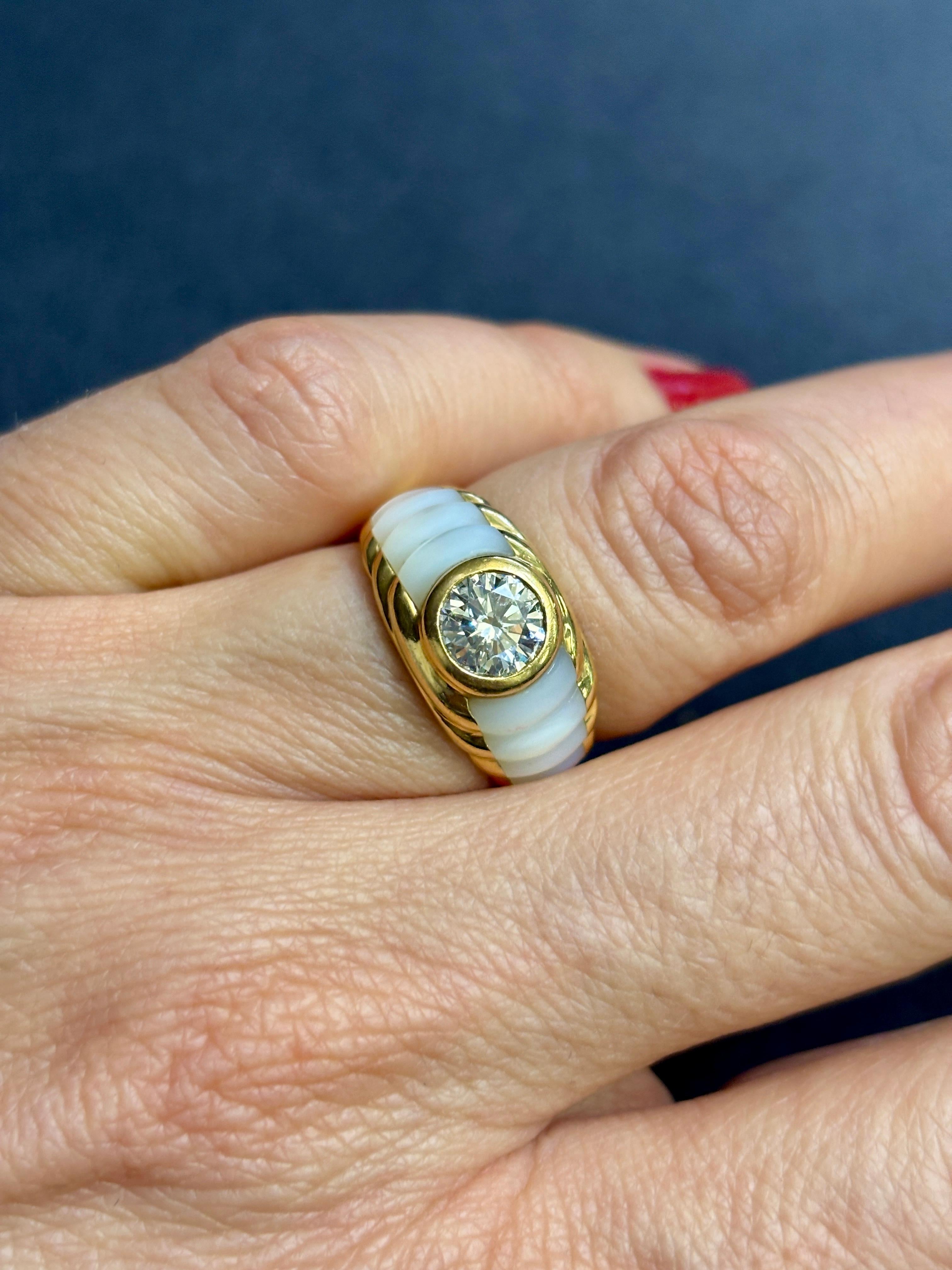 Round Cut Mauboussin Nadia ring with 0.8 carat centre diamond For Sale