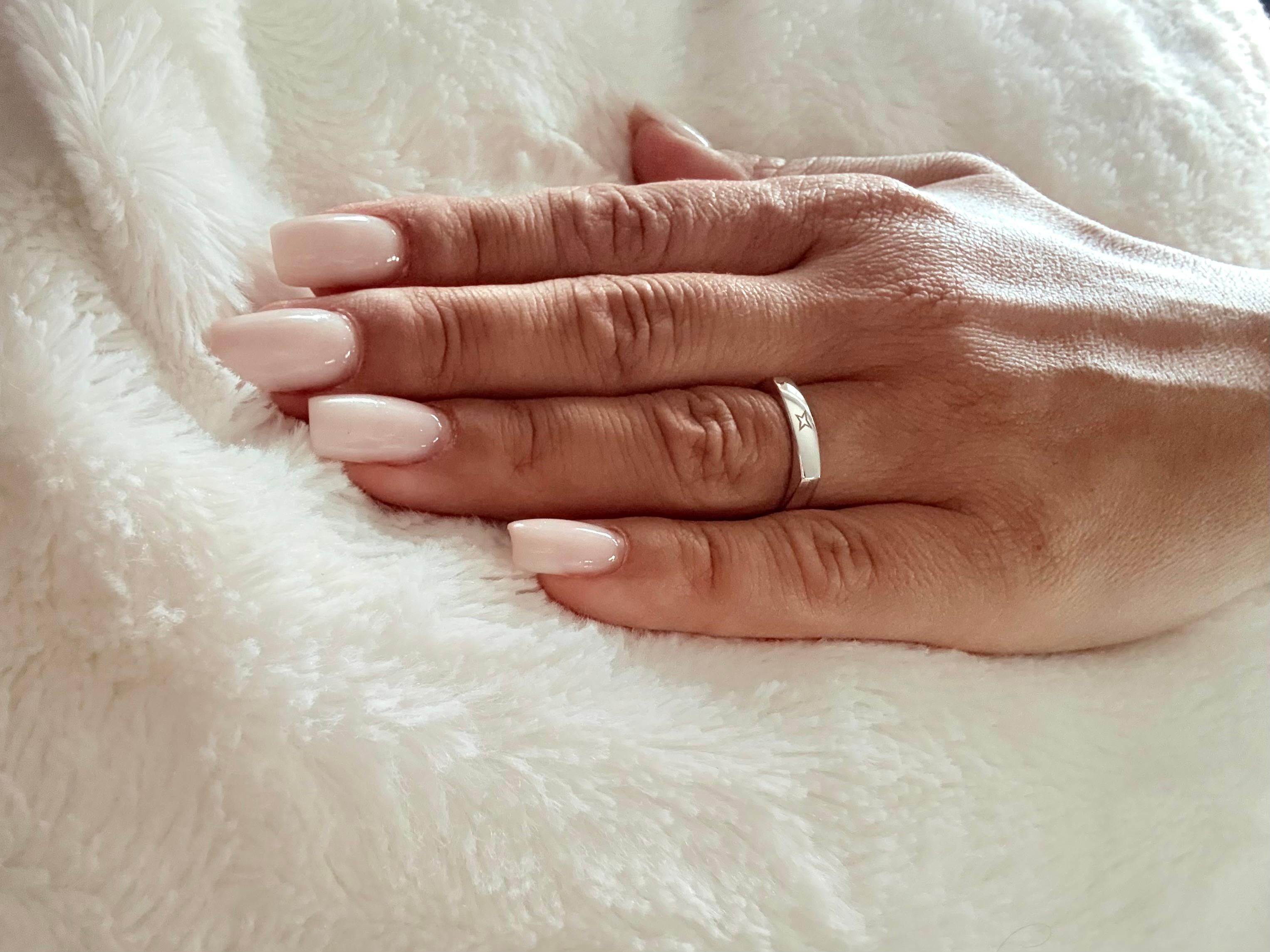 Mauboussin, bague jonc en or blanc 18 carats en vente 4