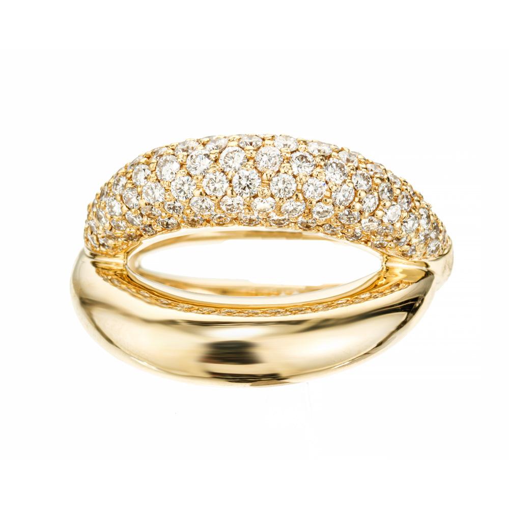 Mauboussin Paris 1,40 Karat runder Diamant Gelbgold Crossover Band Ring. Dieses einzigartige Design aus 18 Karat Gelbgold besteht aus 101 runden Diamanten im Brillantschliff mit einem ungefähren Gesamtgewicht von 1,40 Karat.  Eleganz mit einem Hauch