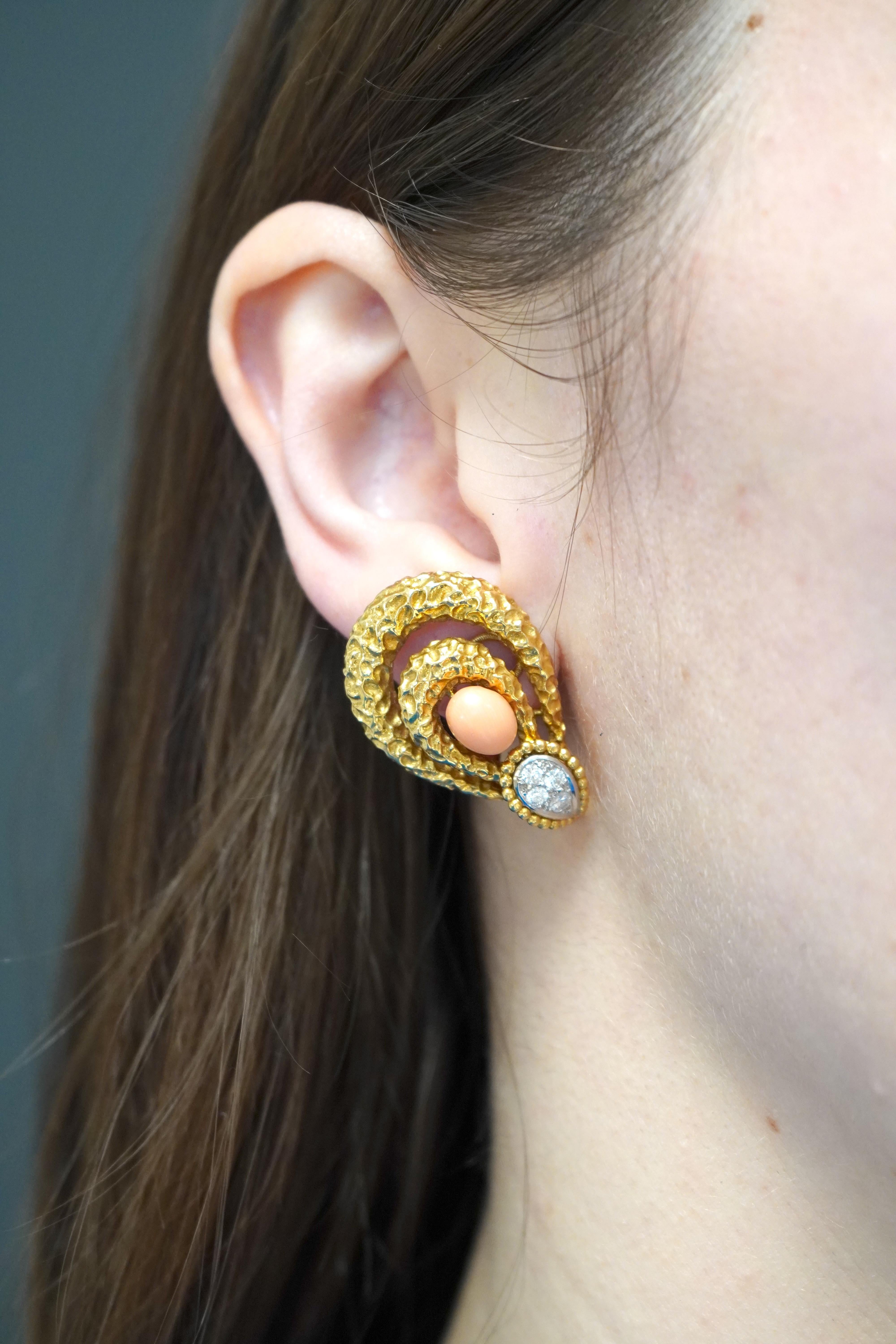 Mauboussin Paris 18k gehämmert Gold Diamant Korallen Ohrringe. Dieses schöne Paar Ohrringe zum Anstecken stammt aus den 1970er Jahren und wiegt 25,2 Gramm. Sie enthalten insgesamt 8 moderne Diamanten im Brillantschliff und 2 Cabochon-Steine aus