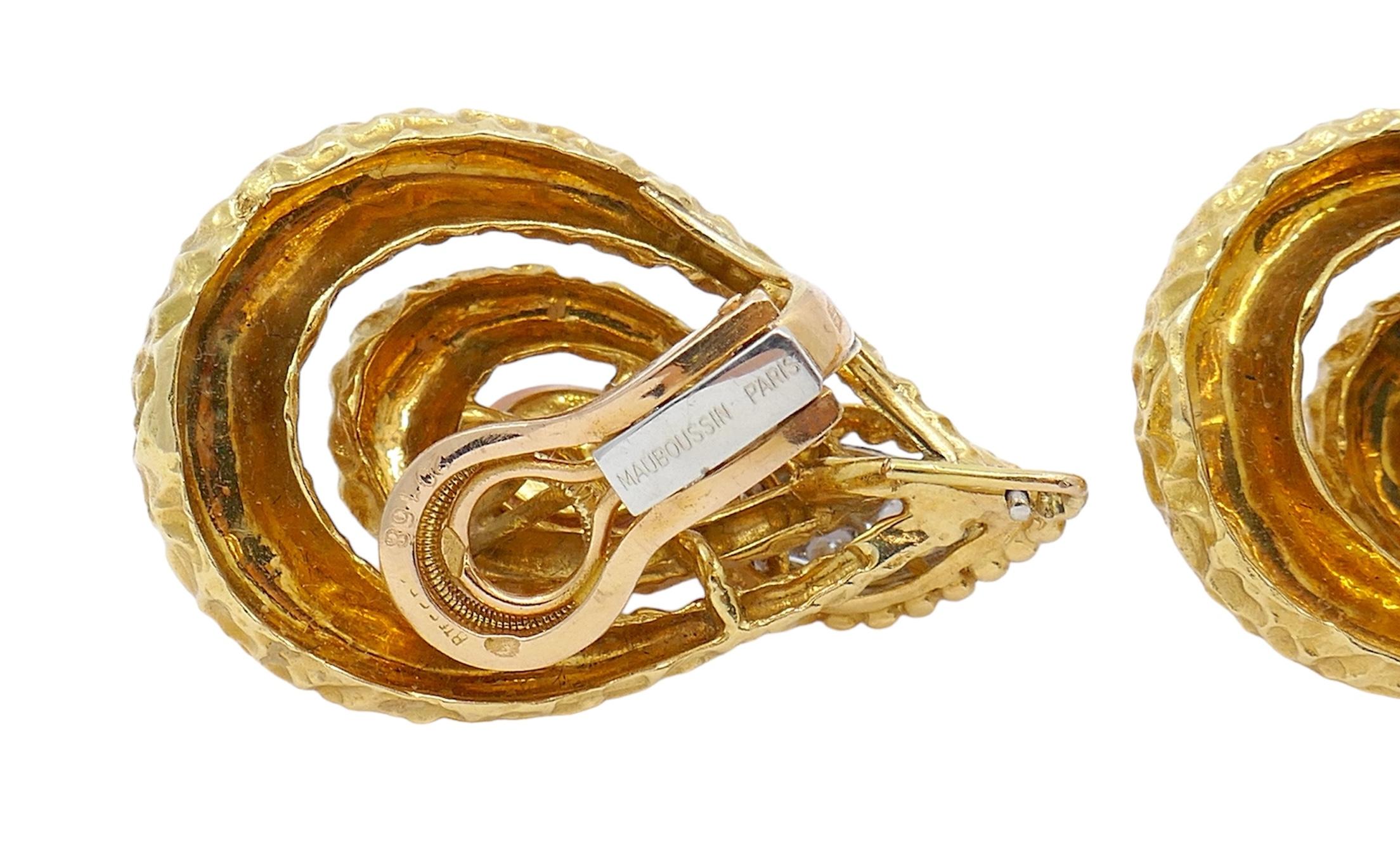 Mauboussin Paris 18 Karat gehämmerte Gold-Diamant-Korallen-Ohrringe im Zustand „Gut“ im Angebot in Beverly Hills, CA