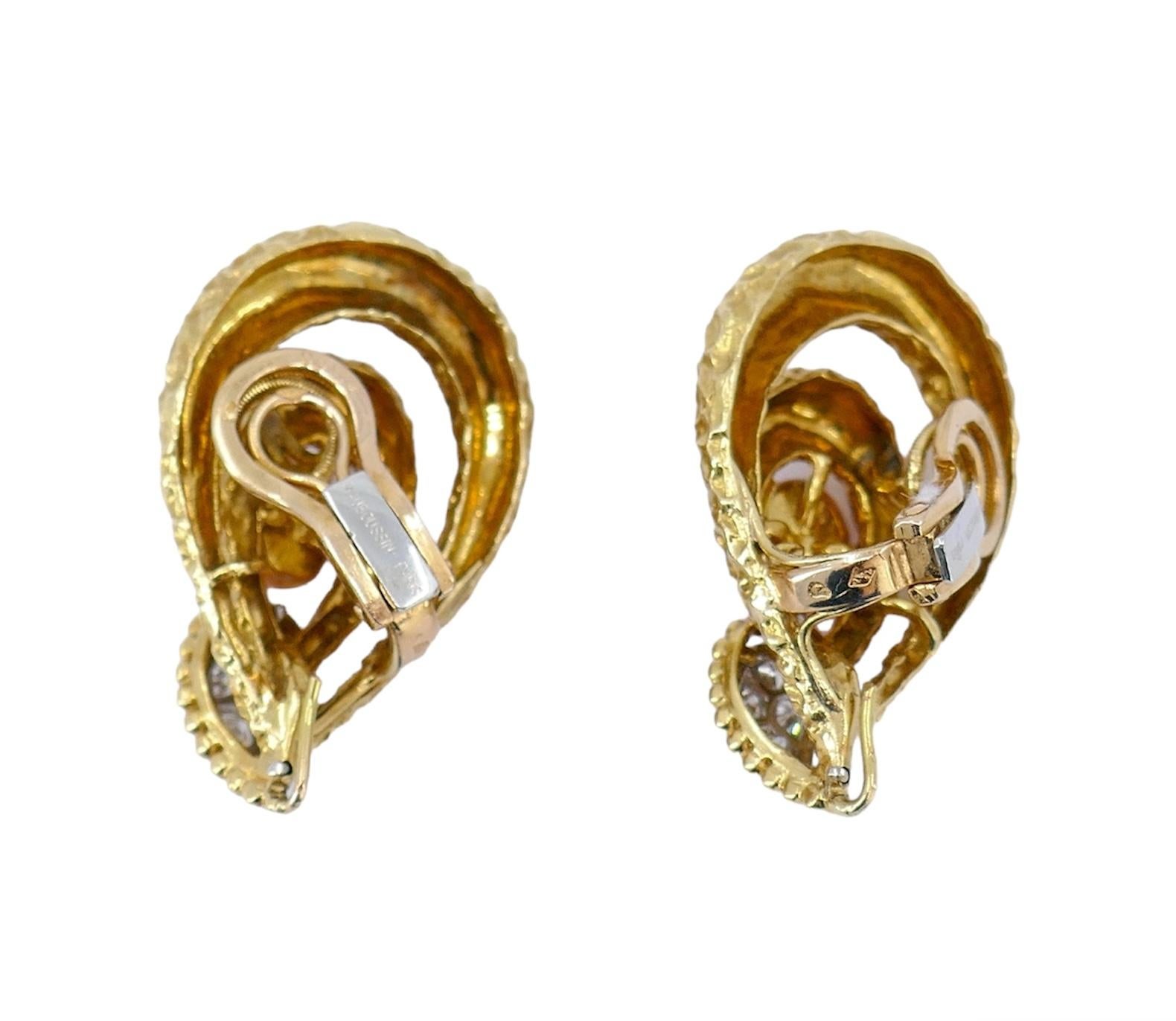 Mauboussin Paris, boucles d'oreilles en or martelé 18 carats, diamants et corail en vente 2