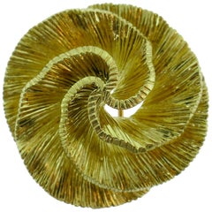 Mauboussin Paris 18 Karat Yellow Gold Swirl Brooch Clip, circa 1980s