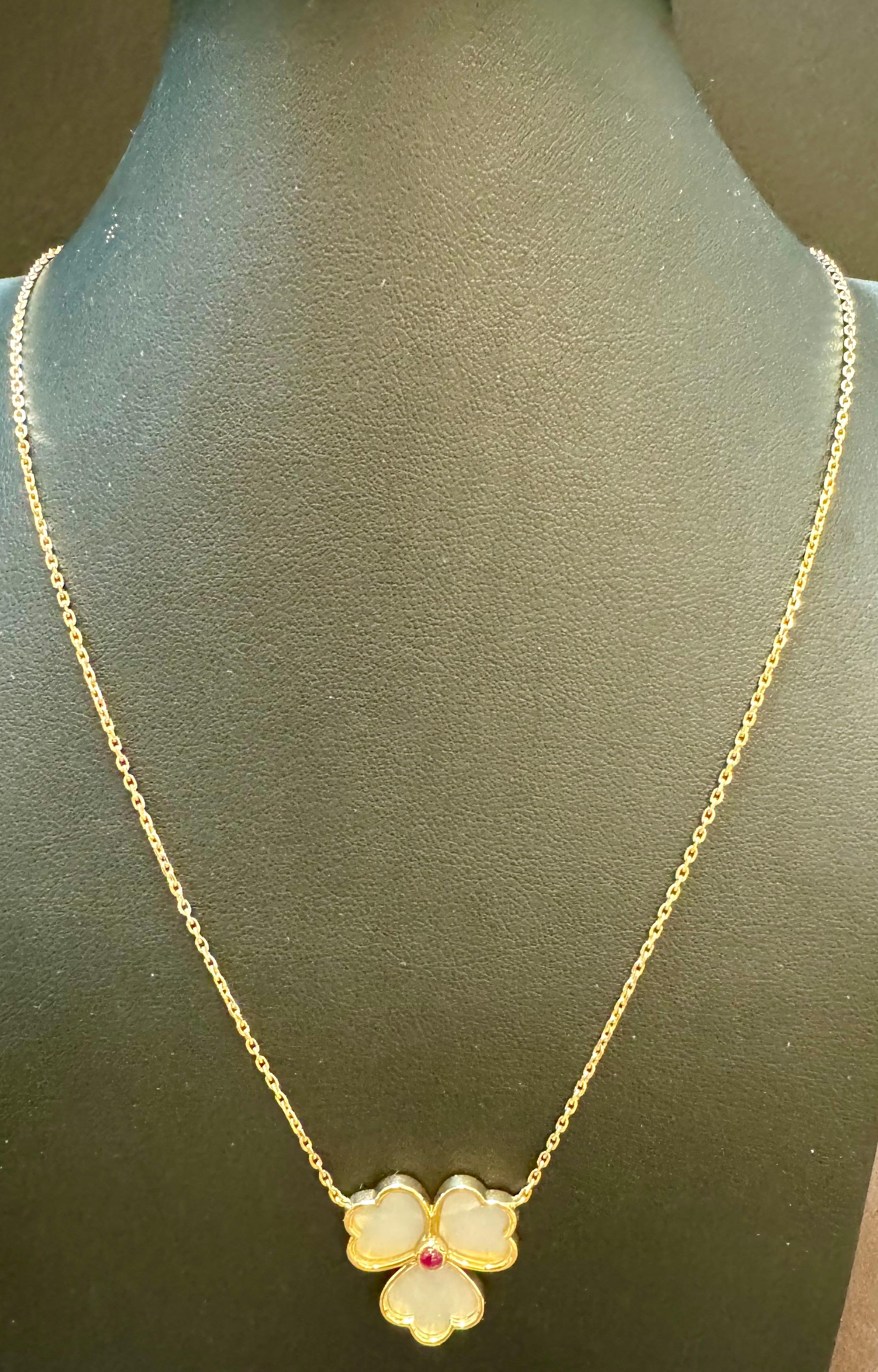 Mauboussin Paris 18Kt Yellow Gold Vintage Mother Of Pearl Clover Pendant For Sale 7