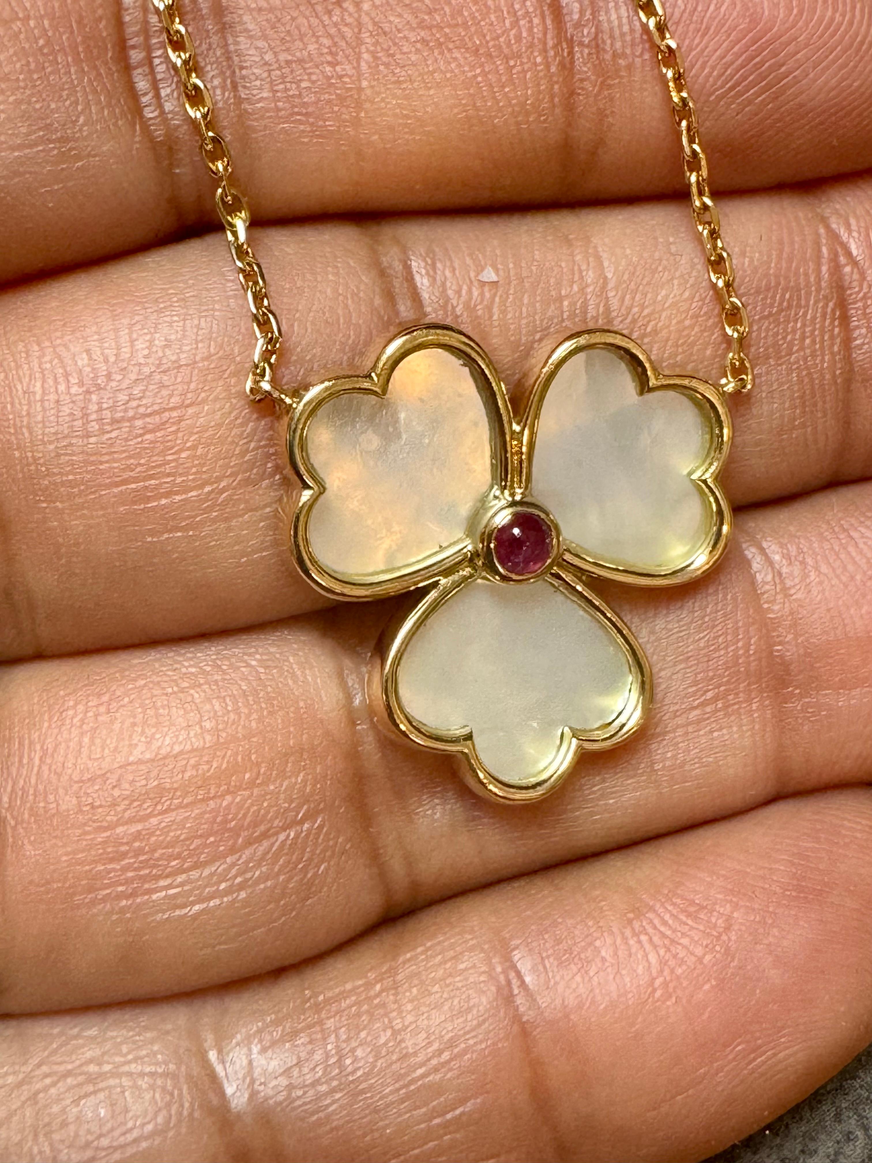 Mauboussin Paris 18Kt Yellow Gold Vintage Mother Of Pearl Clover Pendant For Sale 10