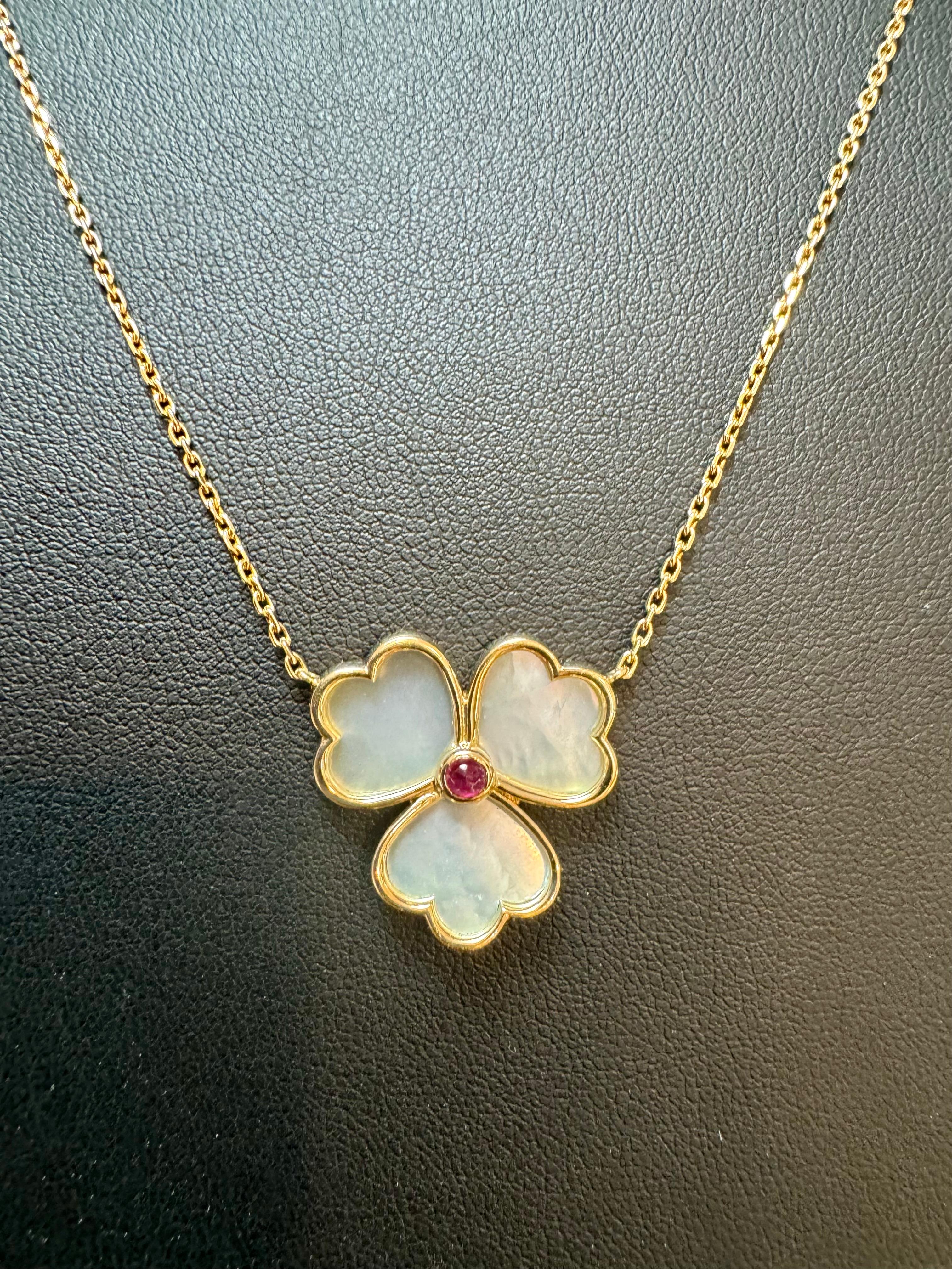 Mauboussin Paris 18Kt Yellow Gold Vintage Mother Of Pearl Clover Pendant For Sale 11