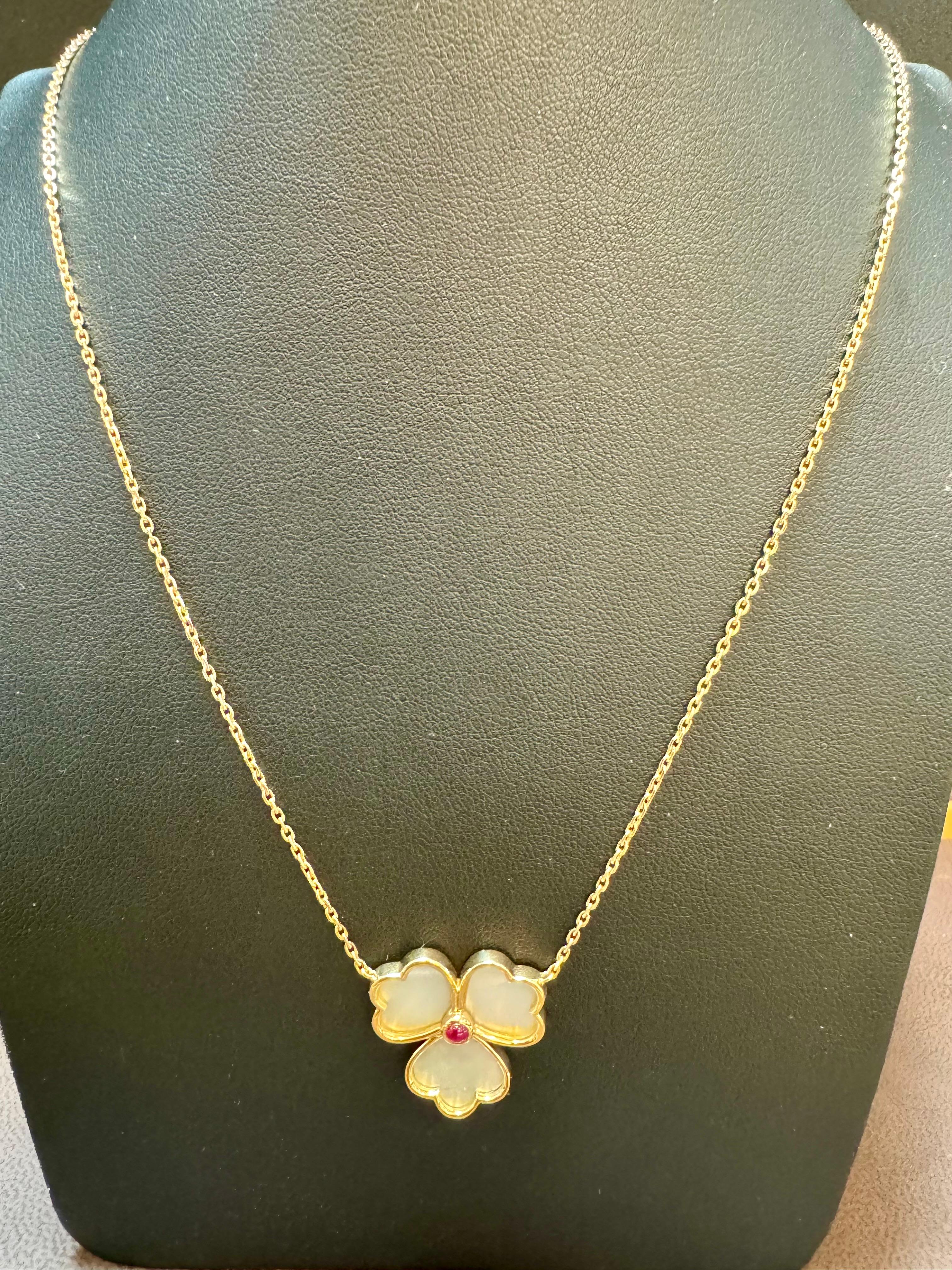 Mauboussin Paris 18Kt Yellow Gold Vintage Mother Of Pearl Clover Pendant For Sale 12