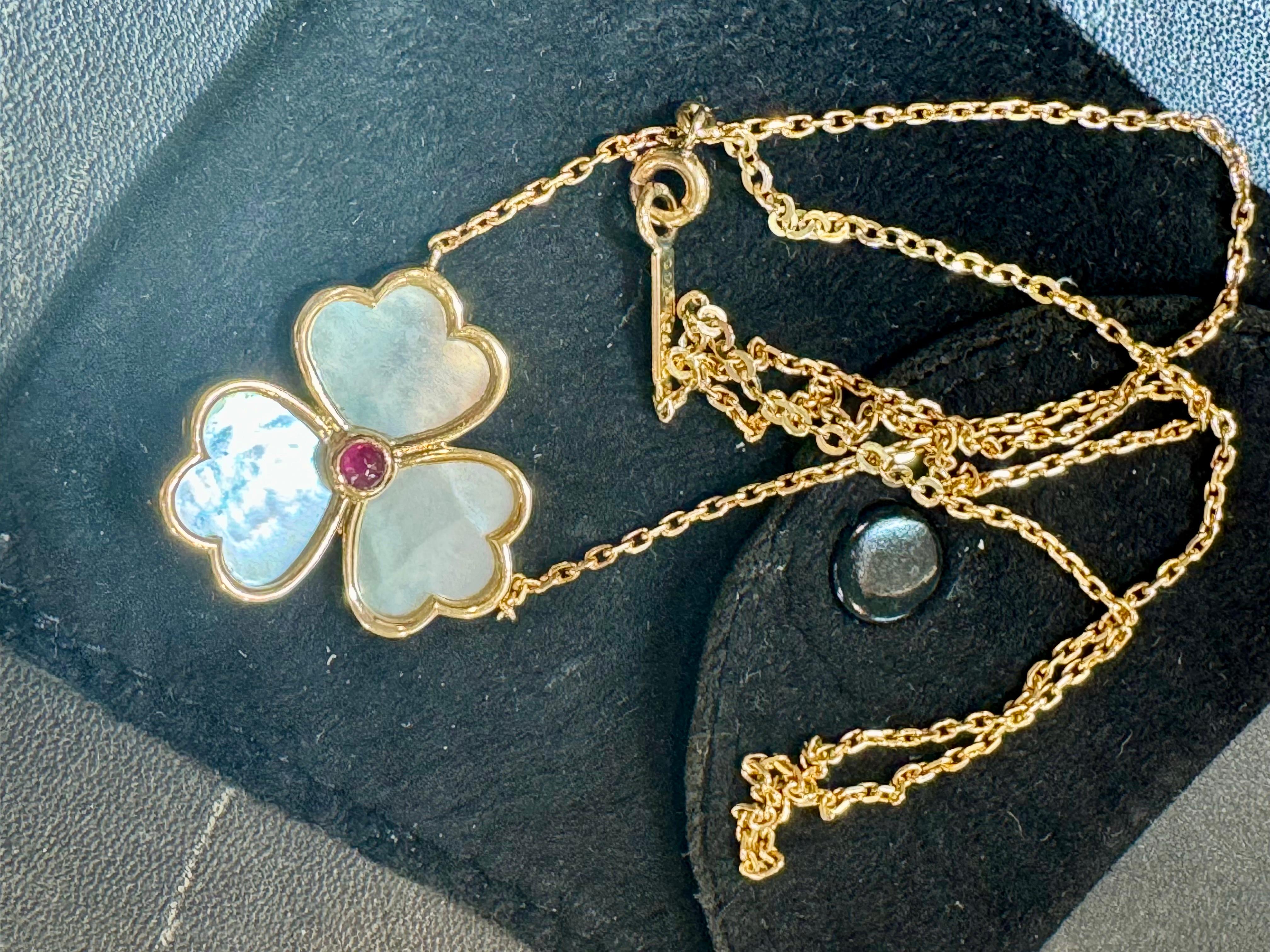 Introducing the Mauboussin Paris 18Kt Yellow Gold Vintage Mother of Pearl Clover Pendant. This stunning piece is a signed creation by Mauboussin Paris, marked with the reference number #35165, and dates back to 1990.

The pendant features a bezel