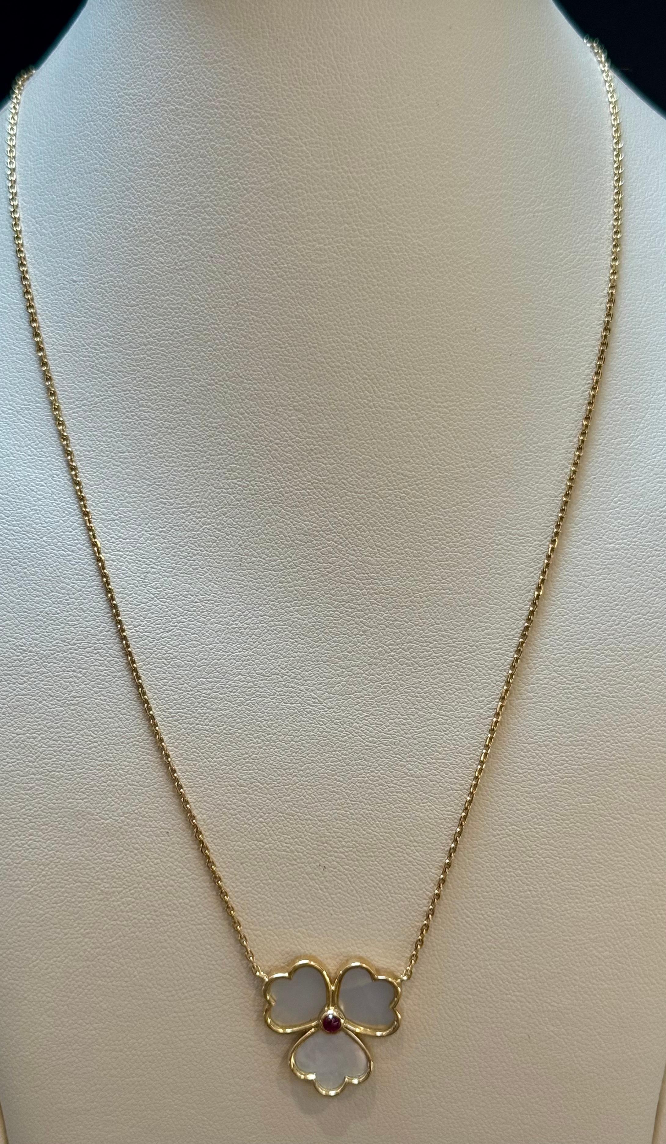 Mauboussin Paris 18Kt Yellow Gold Vintage Mother Of Pearl Clover Pendant In Excellent Condition For Sale In New York, NY