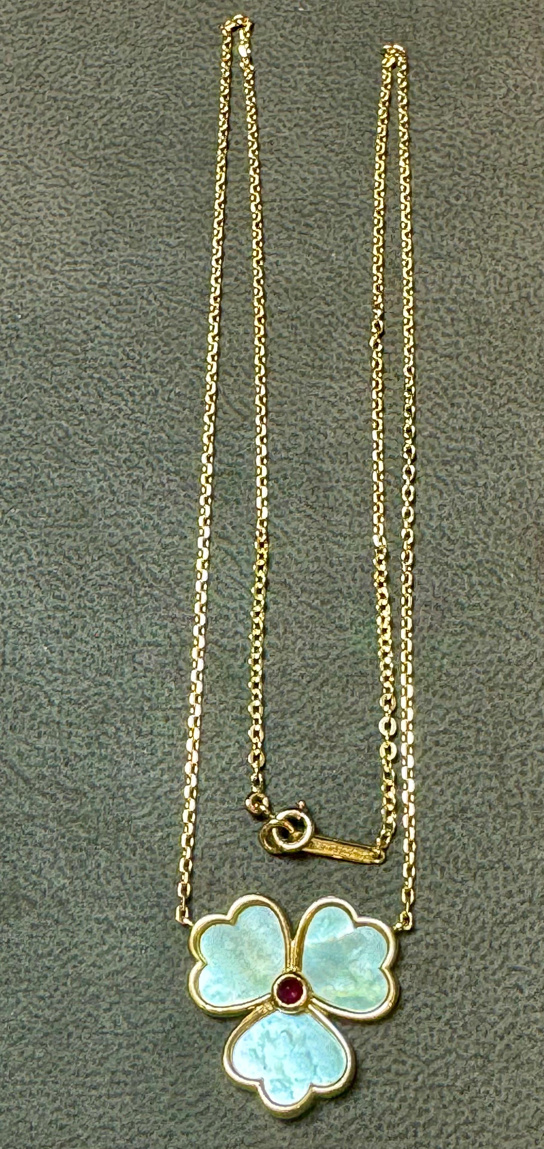 Mauboussin Paris 18Kt Yellow Gold Vintage Mother Of Pearl Clover Pendant For Sale 2