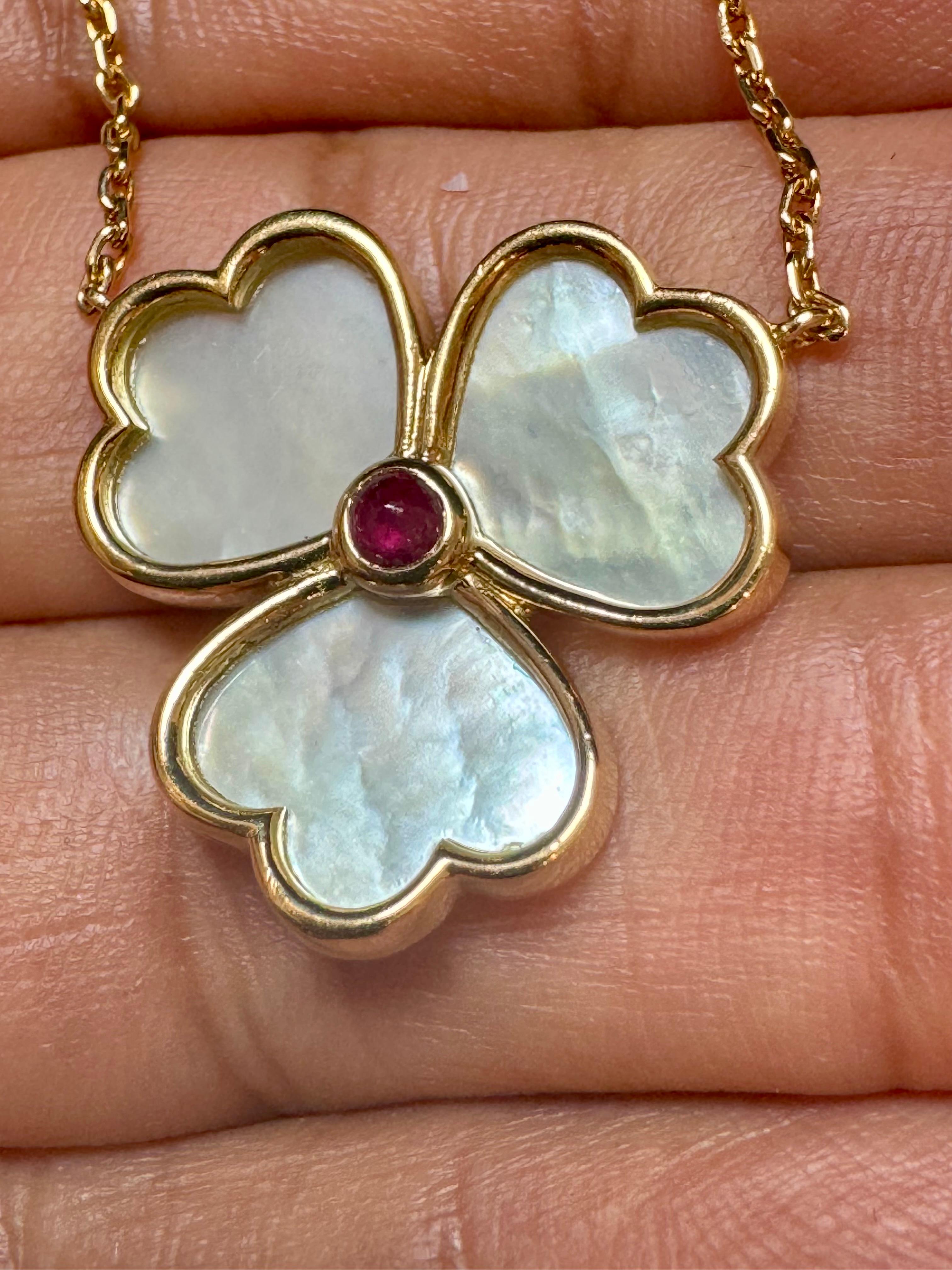 Mauboussin Paris 18Kt Yellow Gold Vintage Mother Of Pearl Clover Pendant For Sale 5
