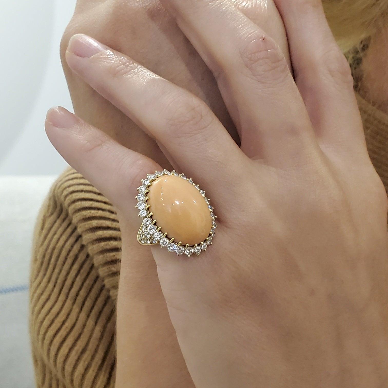 Cocktailring, entworfen von Mauboussin.

Dies ist ein außergewöhnlicher Vintage-Cocktailring, der in Paris Frankreich vom Schmuckhaus Mauboussin in den 1970er Jahren geschaffen wurde. Dieser atemberaubende und seltene Cocktailring wurde in massivem