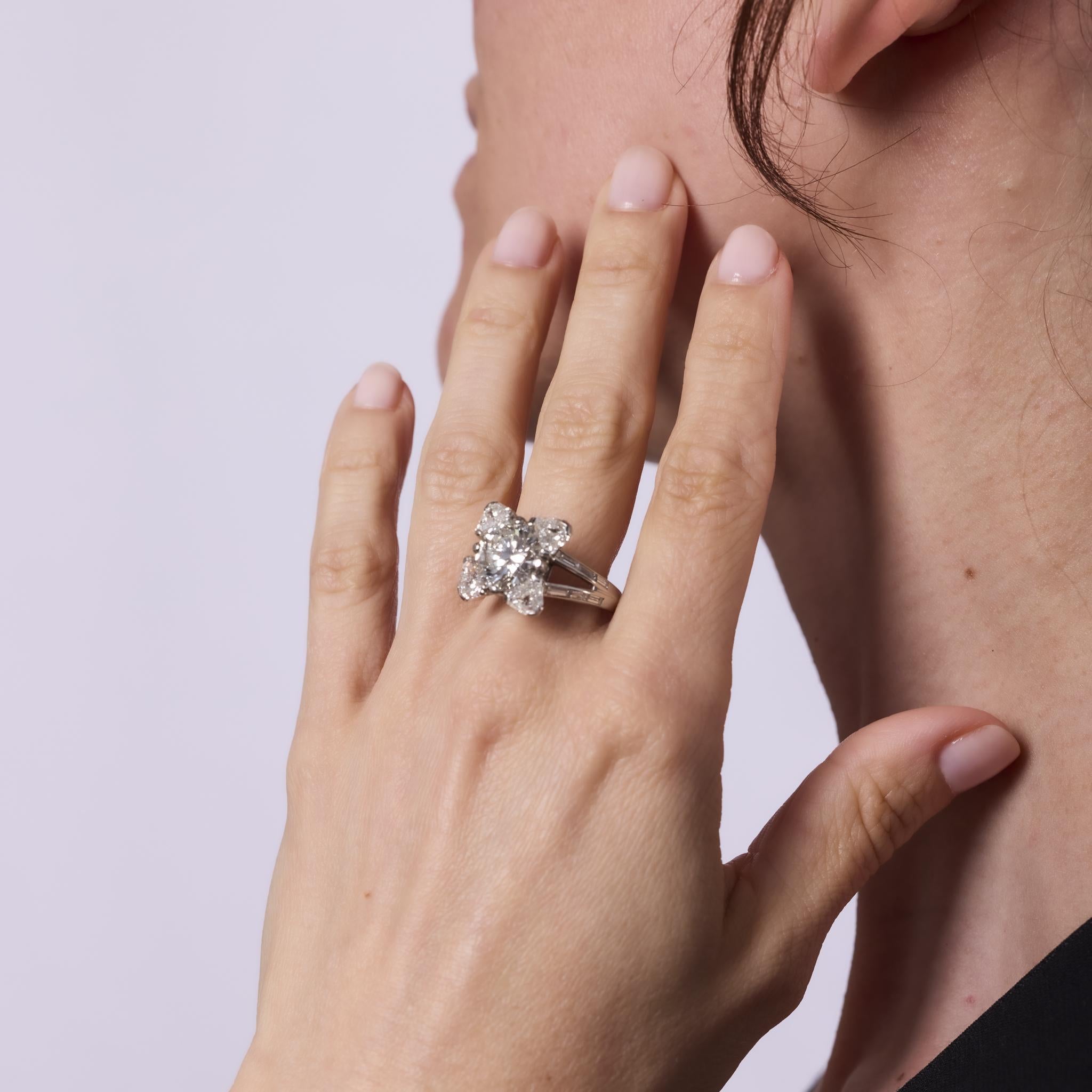 Mauboussin París Anillo de platino con diamante talla europea antigua de 4,24 quilates Corte europeo antiguo en venta