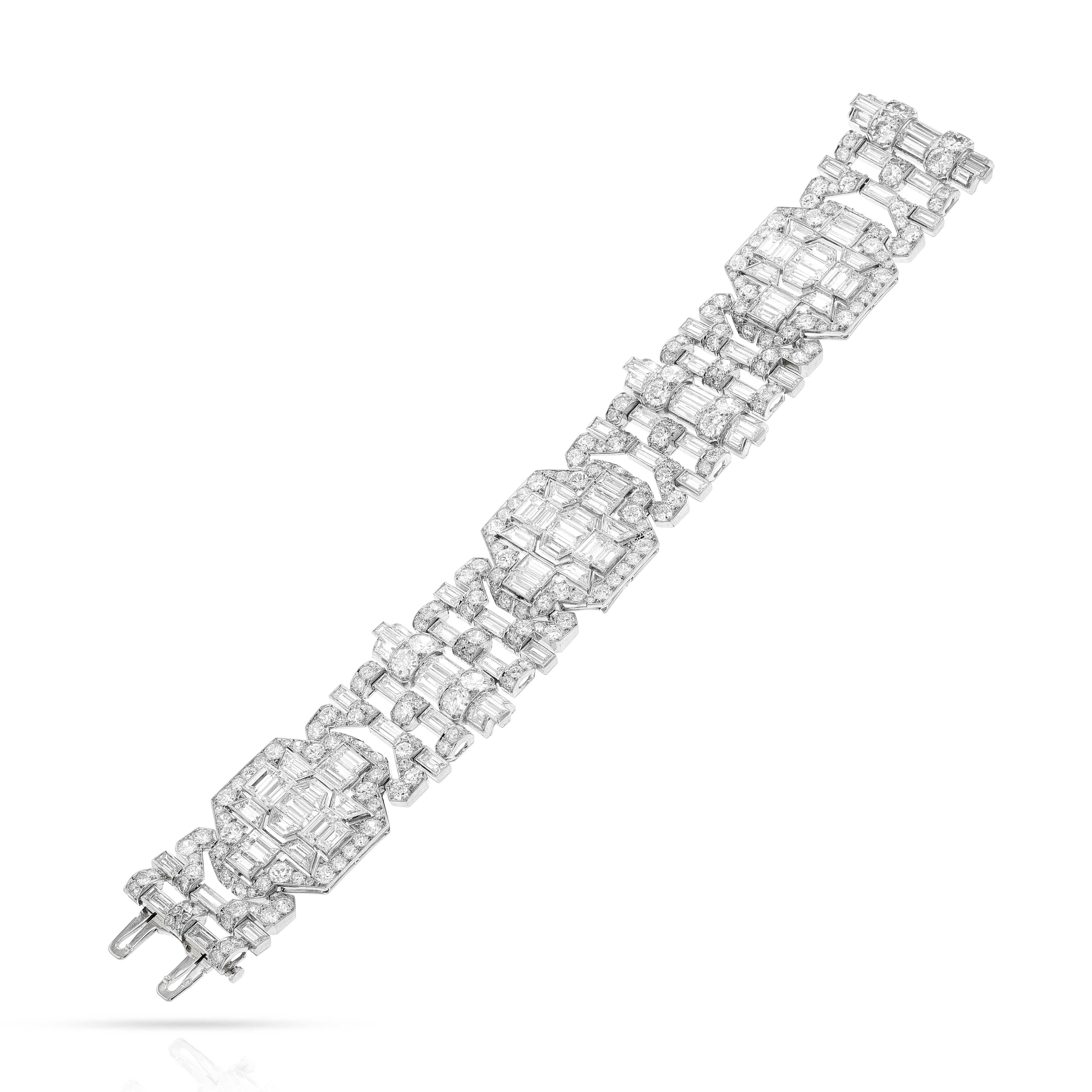 Mauboussin Paris Art Deco Diamond and Platinum Bracelet. Les diamants pèsent environ 40-50 carats. La longueur est de 7 pouces. Le poids total est de 68,60 grammes. La largeur varie de 0,80 pouce à 1 pouce sur l'ensemble du bracelet.