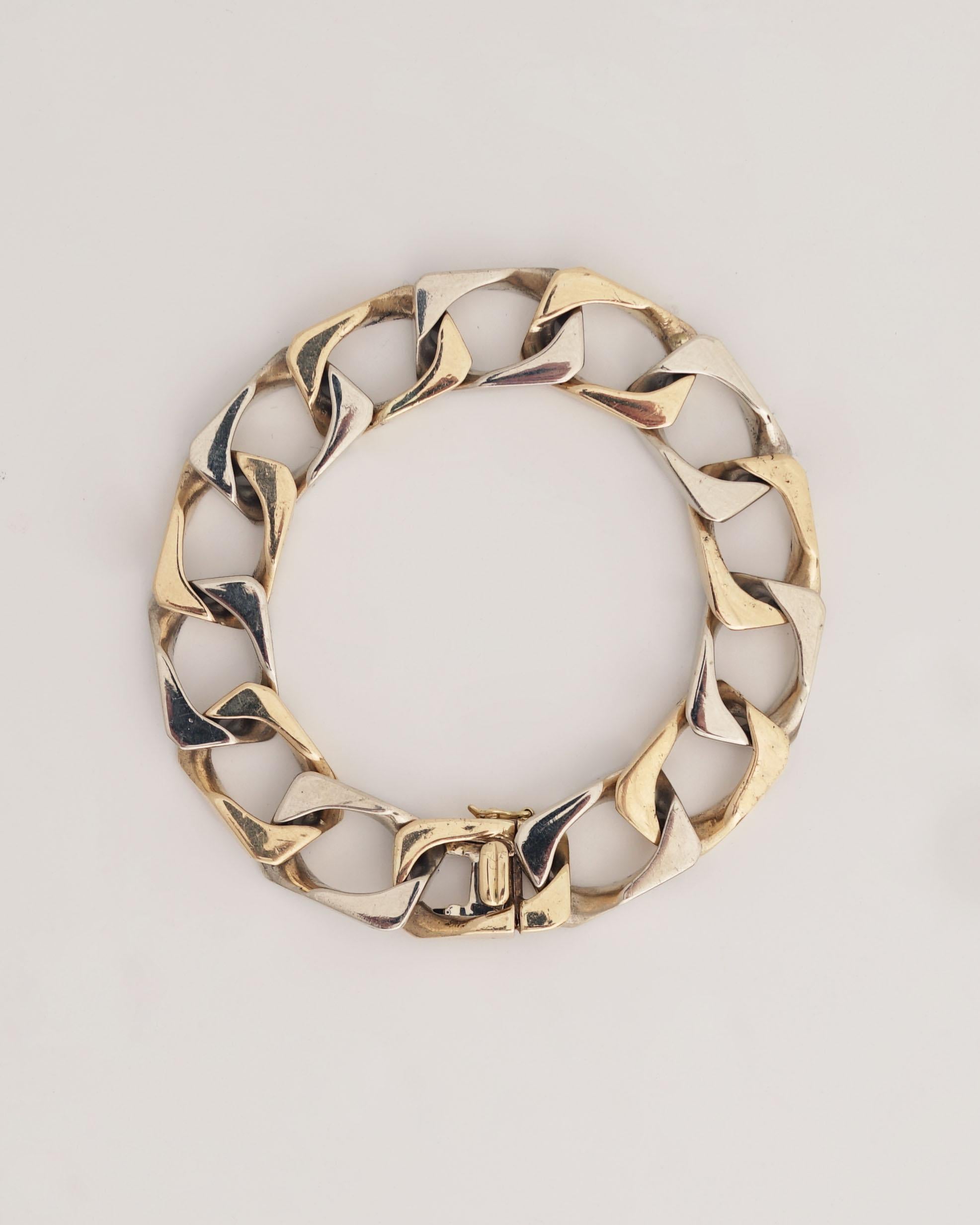 Mauboussin, Paris
Bicolor-Gold-Curb-Link-Armband, um 1970
18K Gold, mit 12 Gliedern aus Weiß- und Gelbgold. Größe: 18,7cm ; 62 Gramm.
Signiert 
