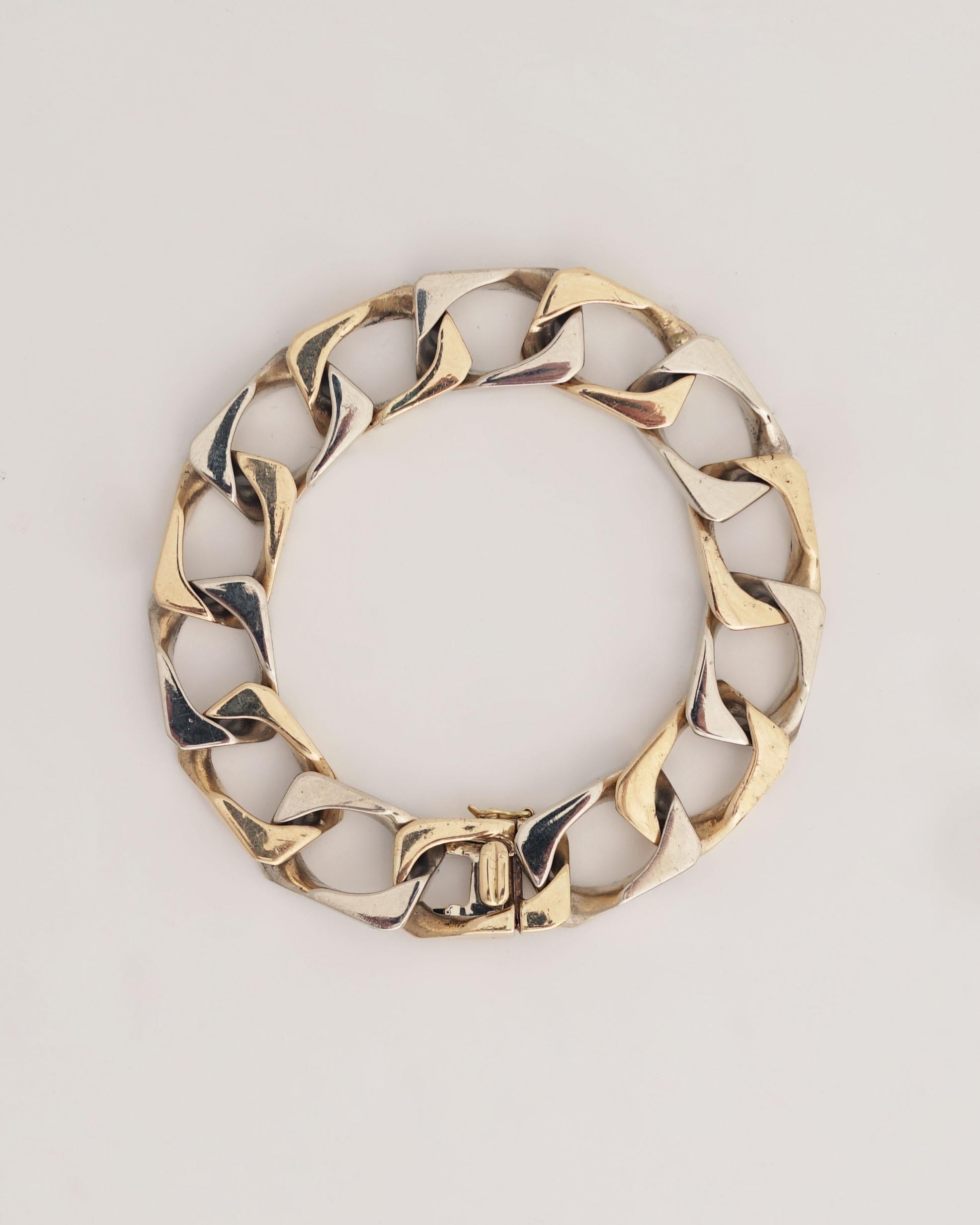 Mauboussin, Paris
Bicolor Gold Curb Link Bracelet, circa 1970
18K Gold, featuring 12 White and Yellow Gold Links. size : 18.7cm ; 62 grammes.
Signed 