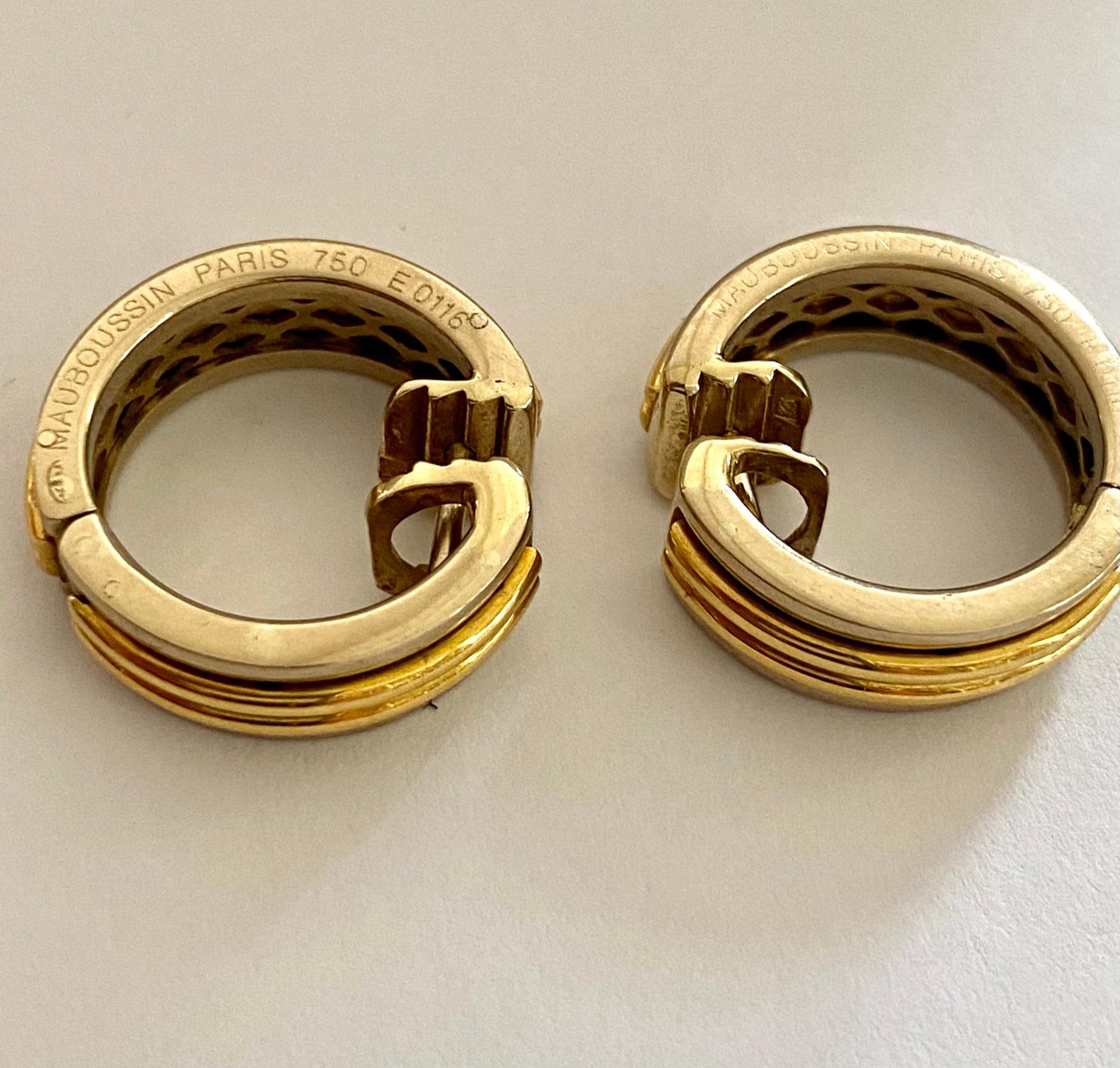 One (1) pair of 18K. white and yellow gold ear clips, Creole model. Can also be worn without ear holes!
signed: Mauboussin Paris nr E0116
size: 17 mm round, wide: 5 mm, thick: 2 mm
Made around 2000