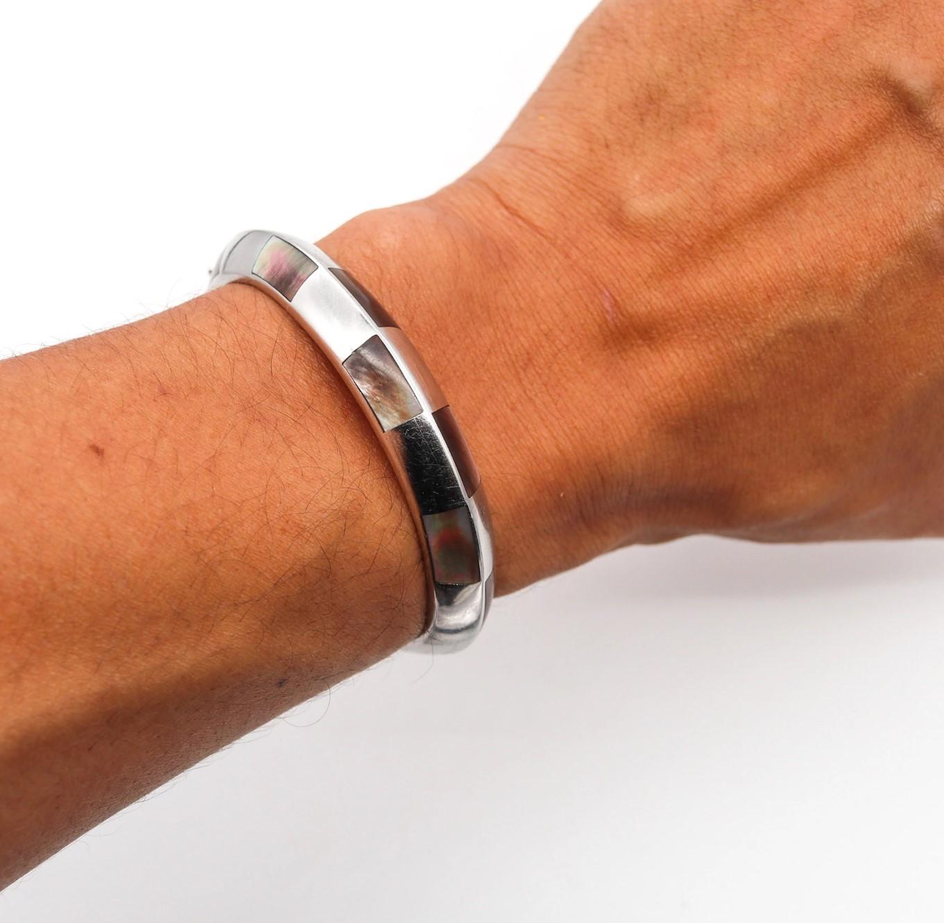 Bracciale geometrico Mauboussin Paris in oro bianco 18Kt con madreperla intagliata in vendita 2