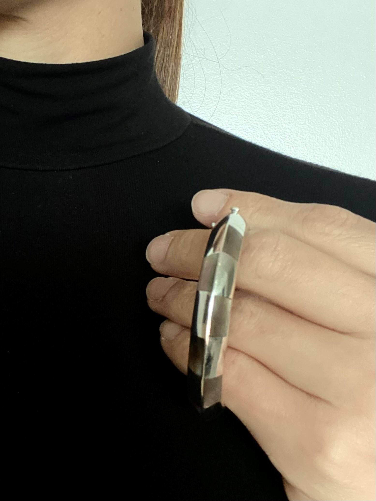 Bracciale geometrico Mauboussin Paris in oro bianco 18Kt con madreperla intagliata in vendita 4