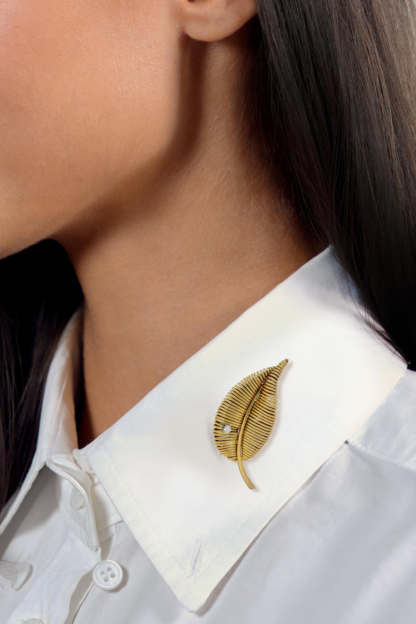 Diseñado como una hoja dimensional estilizada con tallo curvado
Con textura lineal de alambre estriado en espiral y punta curvada
Con un diamante de talla de transición engastado en platino
Peso total aproximado de 0.10 quilates - limpio y