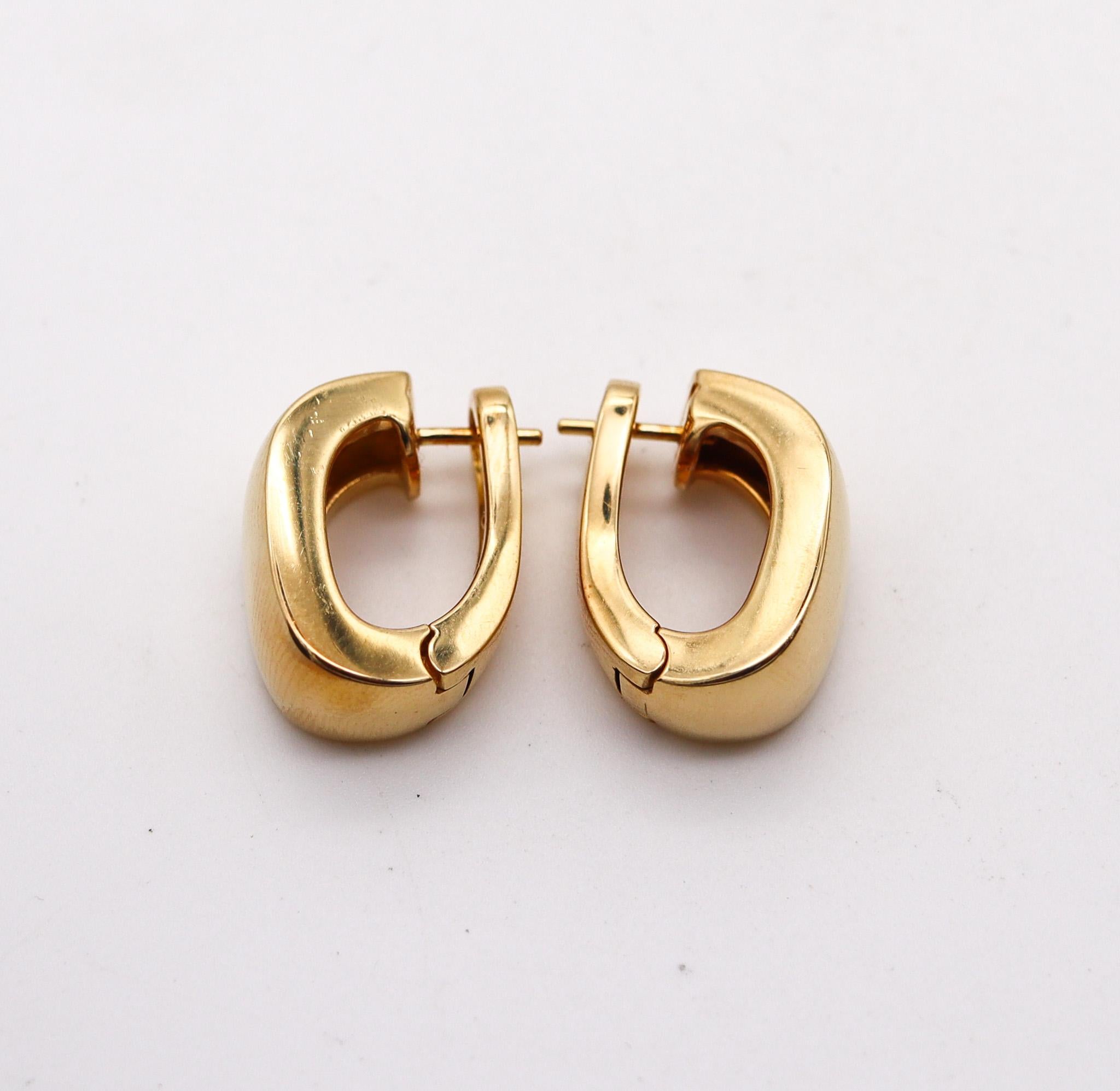 Moderne Mauboussin Paris paire de boucles d'oreilles Huggie en or jaune massif 18 carats en vente
