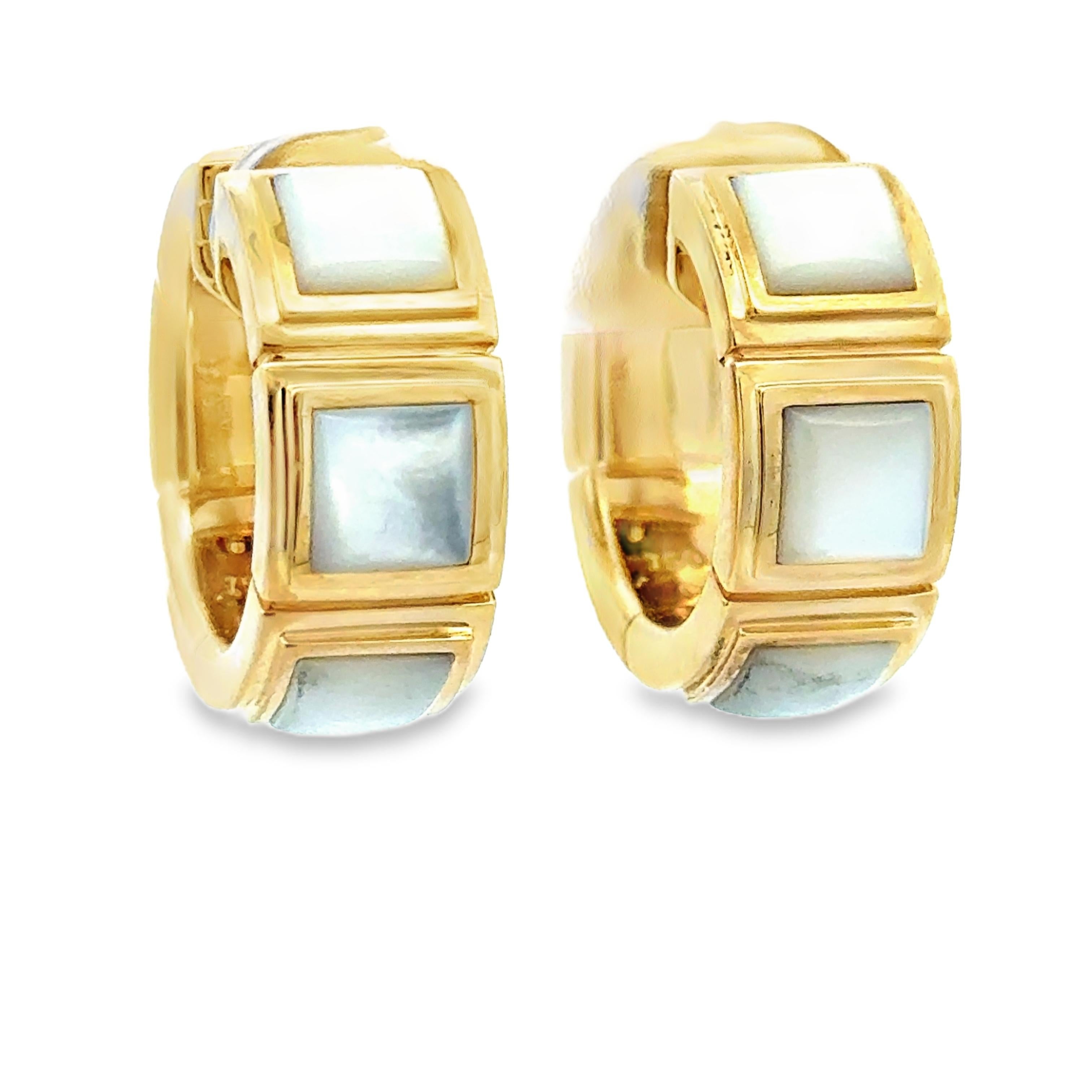 Boucles d'oreilles Huggie carrées en nacre et or jaune 18K de Mauboussin Paris, 32. en vente 4