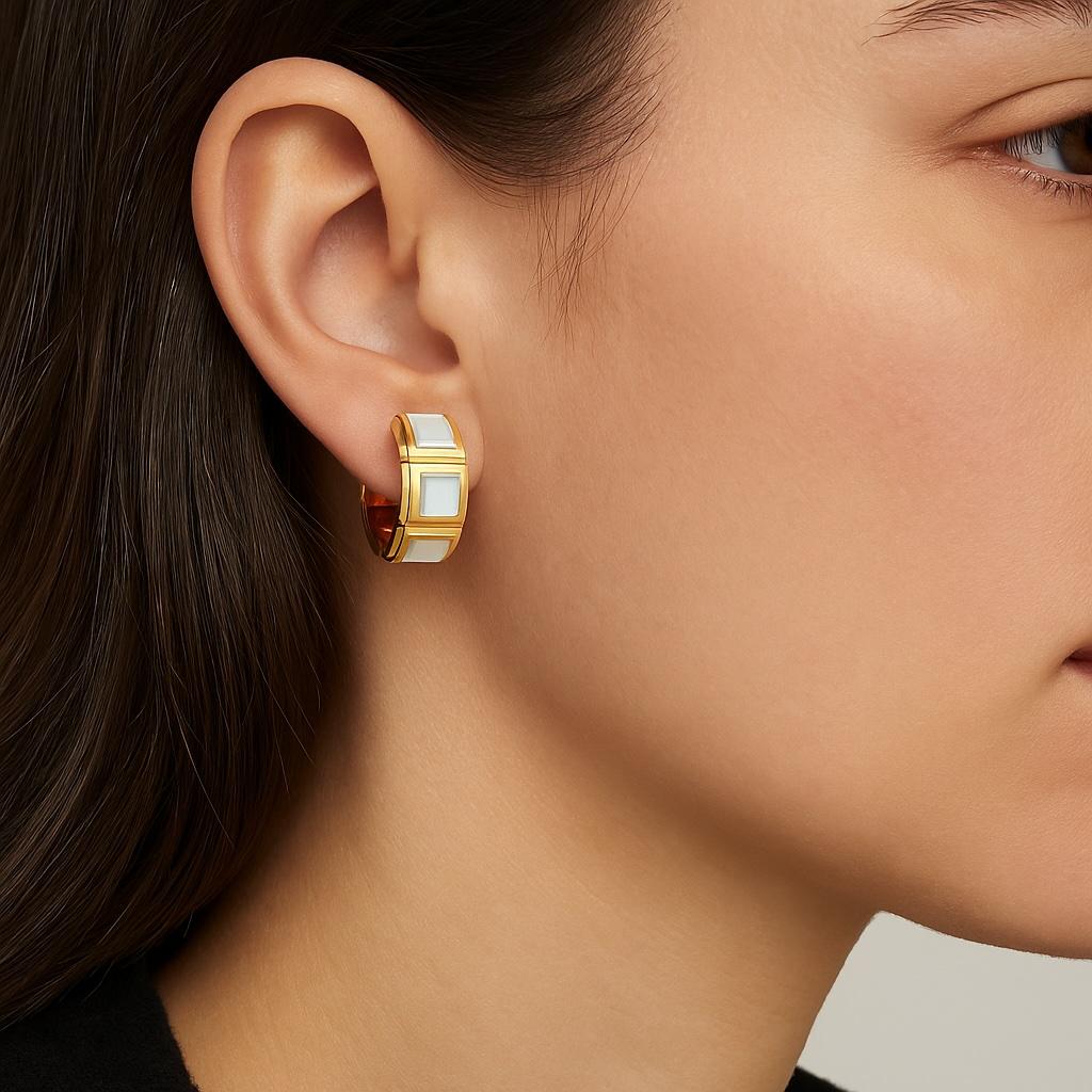 Boucles d'oreilles Huggie carrées en nacre et or jaune 18K de Mauboussin Paris, 32. en vente 6