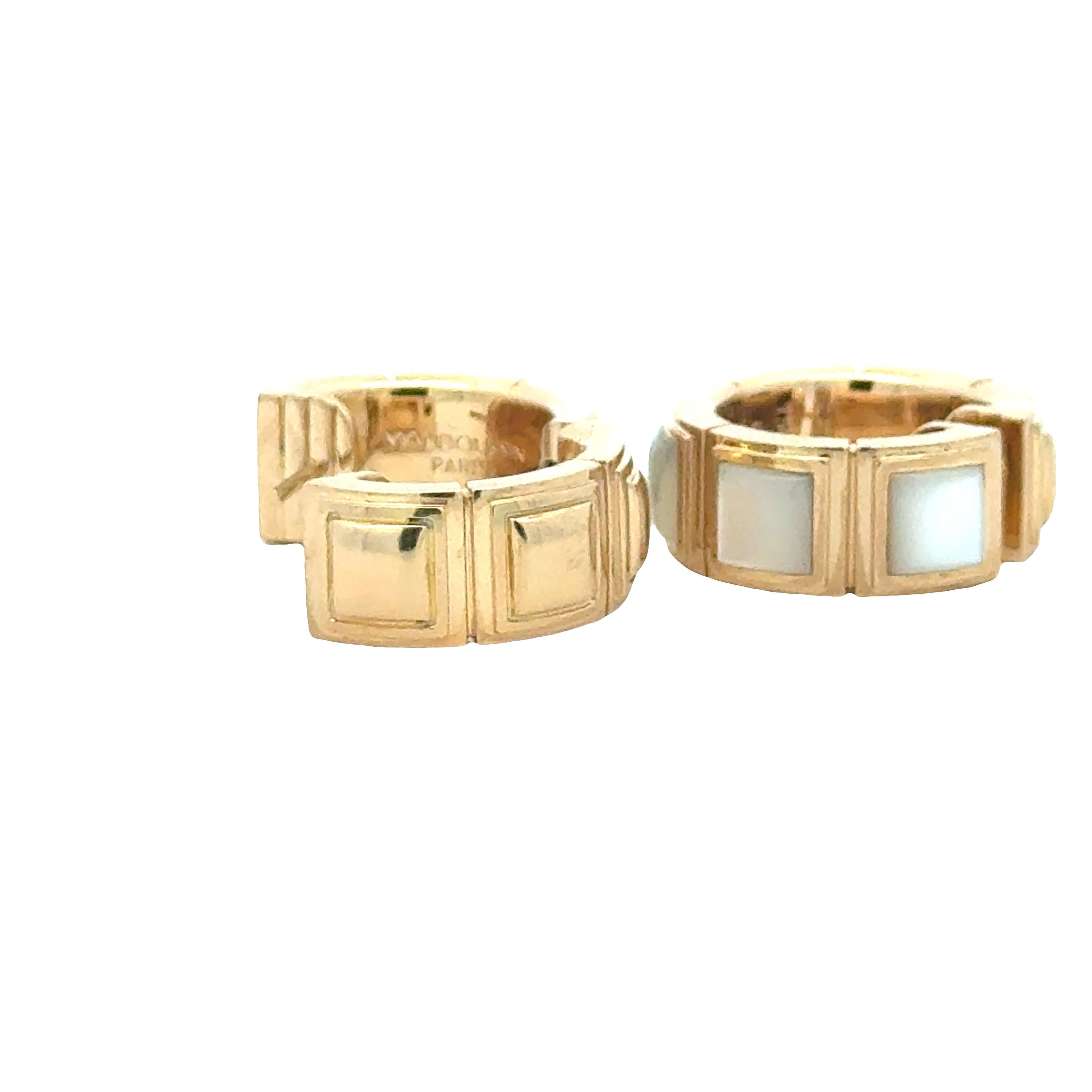 Art déco Boucles d'oreilles Huggie carrées en nacre et or jaune 18K de Mauboussin Paris, 32. en vente