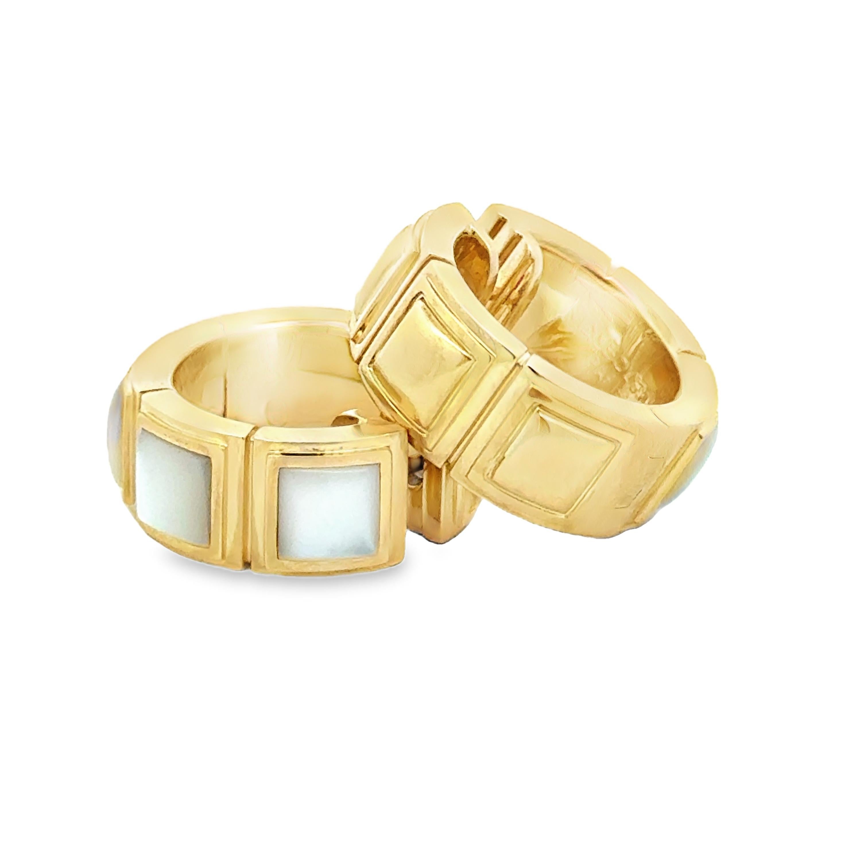 Boucles d'oreilles Huggie carrées en nacre et or jaune 18K de Mauboussin Paris, 32. Unisexe en vente