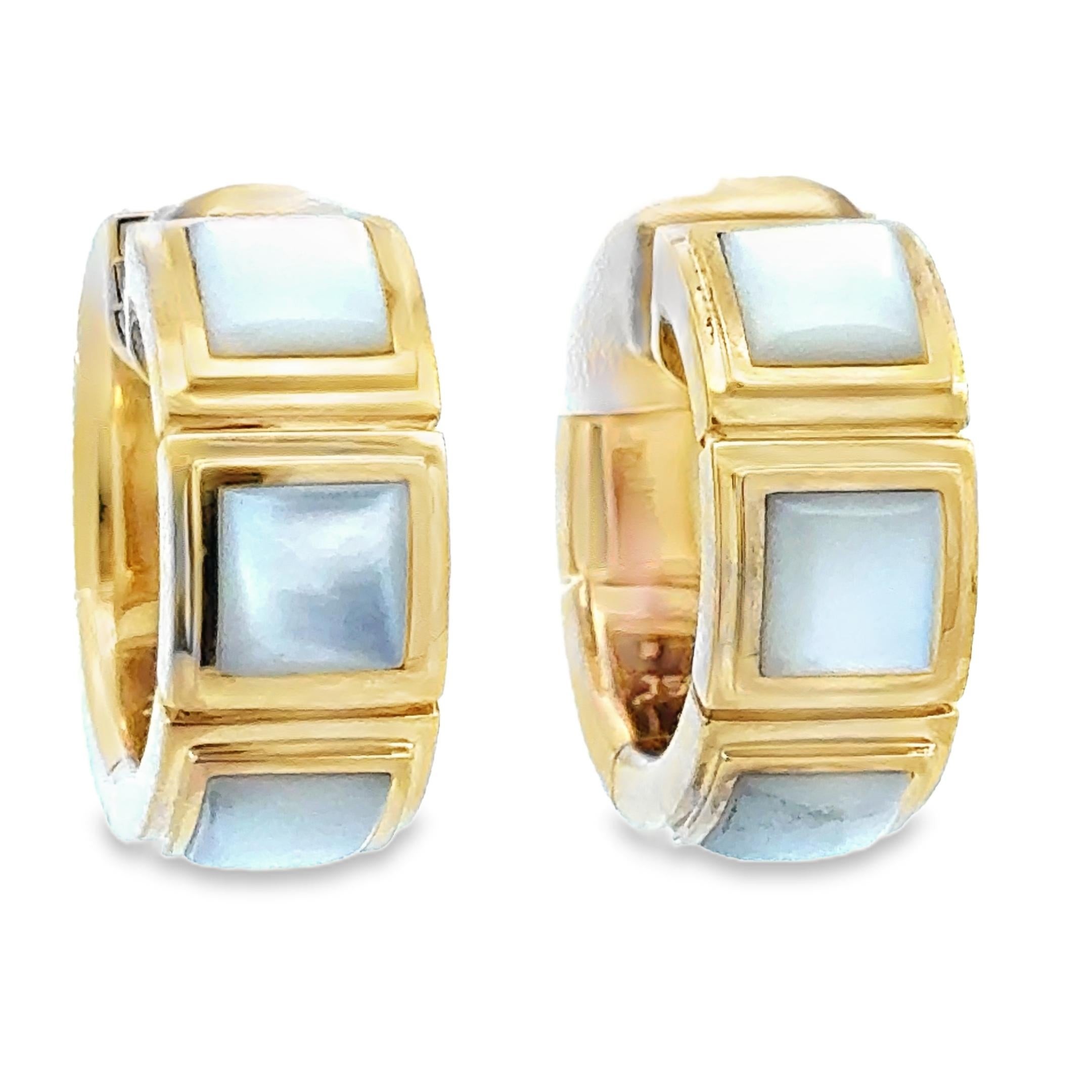 Boucles d'oreilles Huggie carrées en nacre et or jaune 18K de Mauboussin Paris, 32. en vente 1