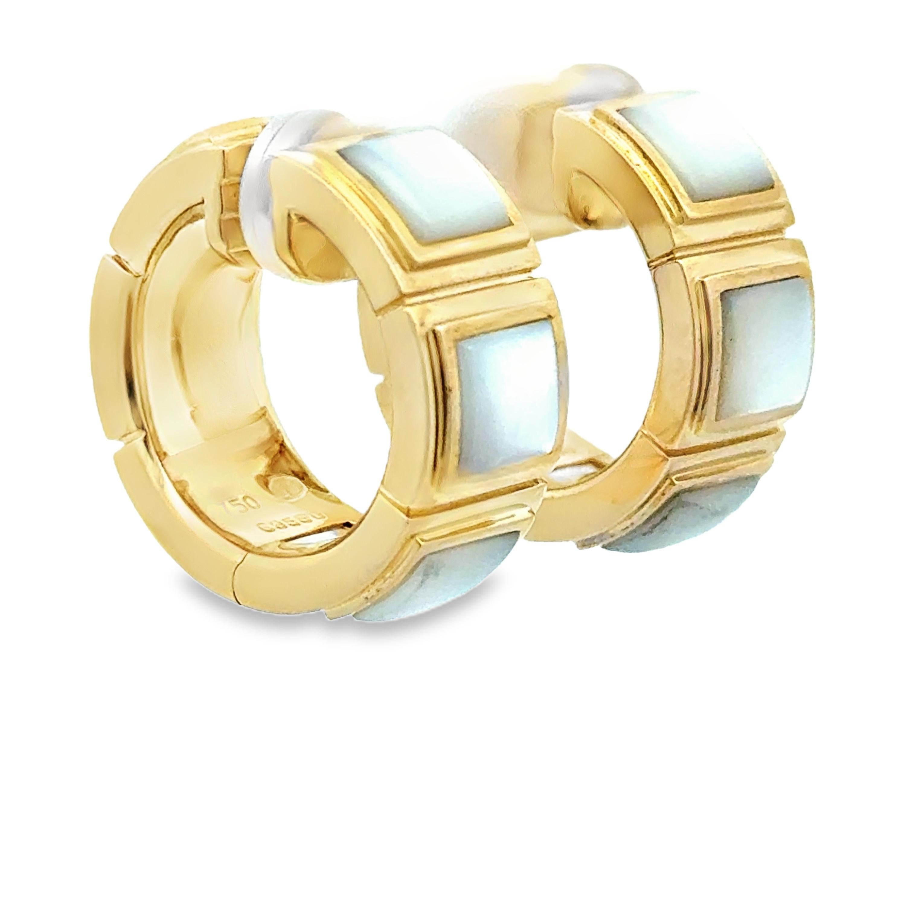 Boucles d'oreilles Huggie carrées en nacre et or jaune 18K de Mauboussin Paris, 32. en vente 3
