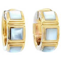 Boucles d'oreilles Huggie carrées en nacre et or jaune 18K de Mauboussin Paris, 32.