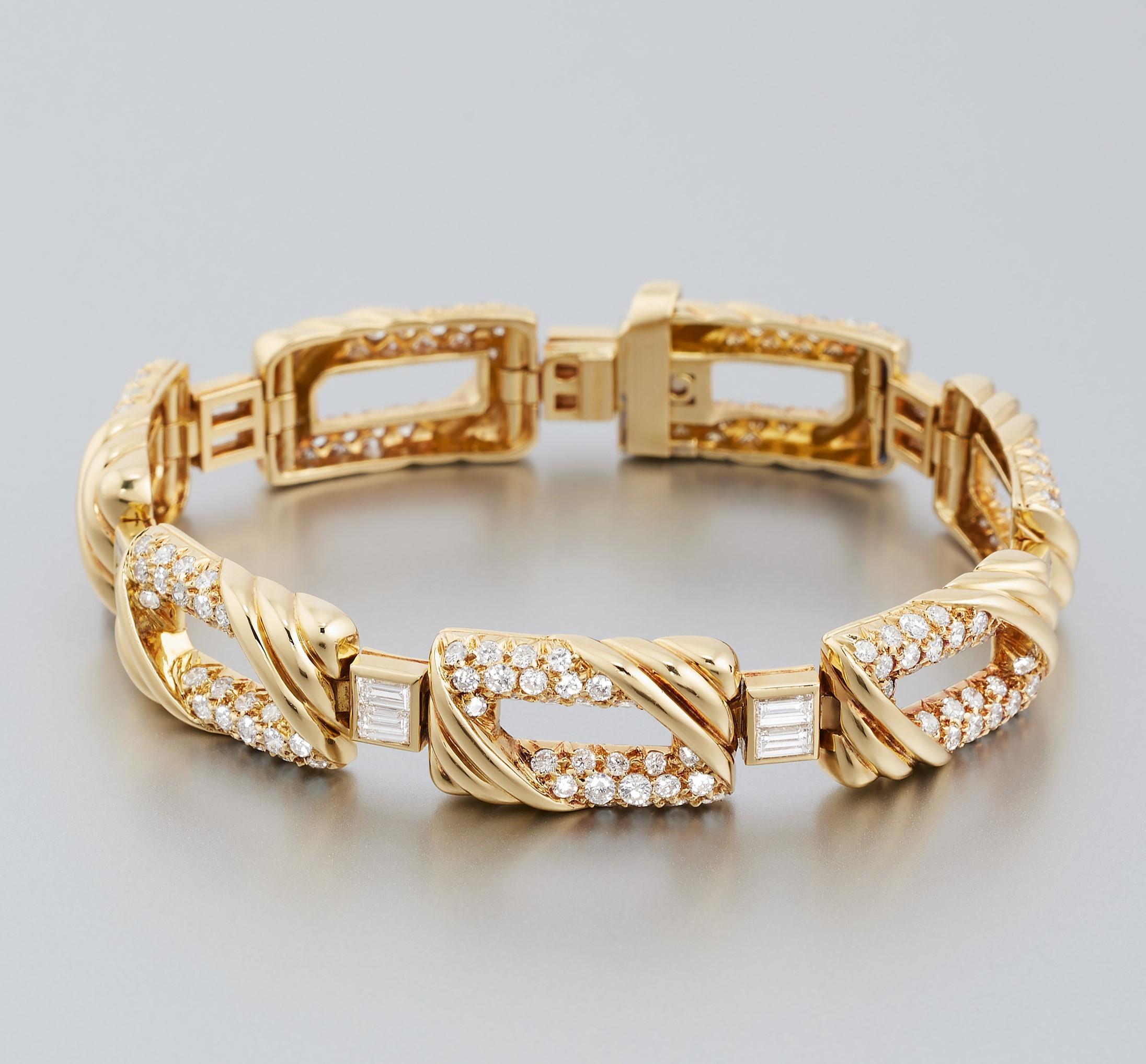 Exquis bracelet vintage en or jaune 18 carats serti de diamants de Mauboussin Paris. Le bracelet est orné d'environ 7 carats de diamants étincelants de couleur et de pureté élevées (F à G / VVS à VS) sertis dans de l'or jaune 18 carats scintillant.