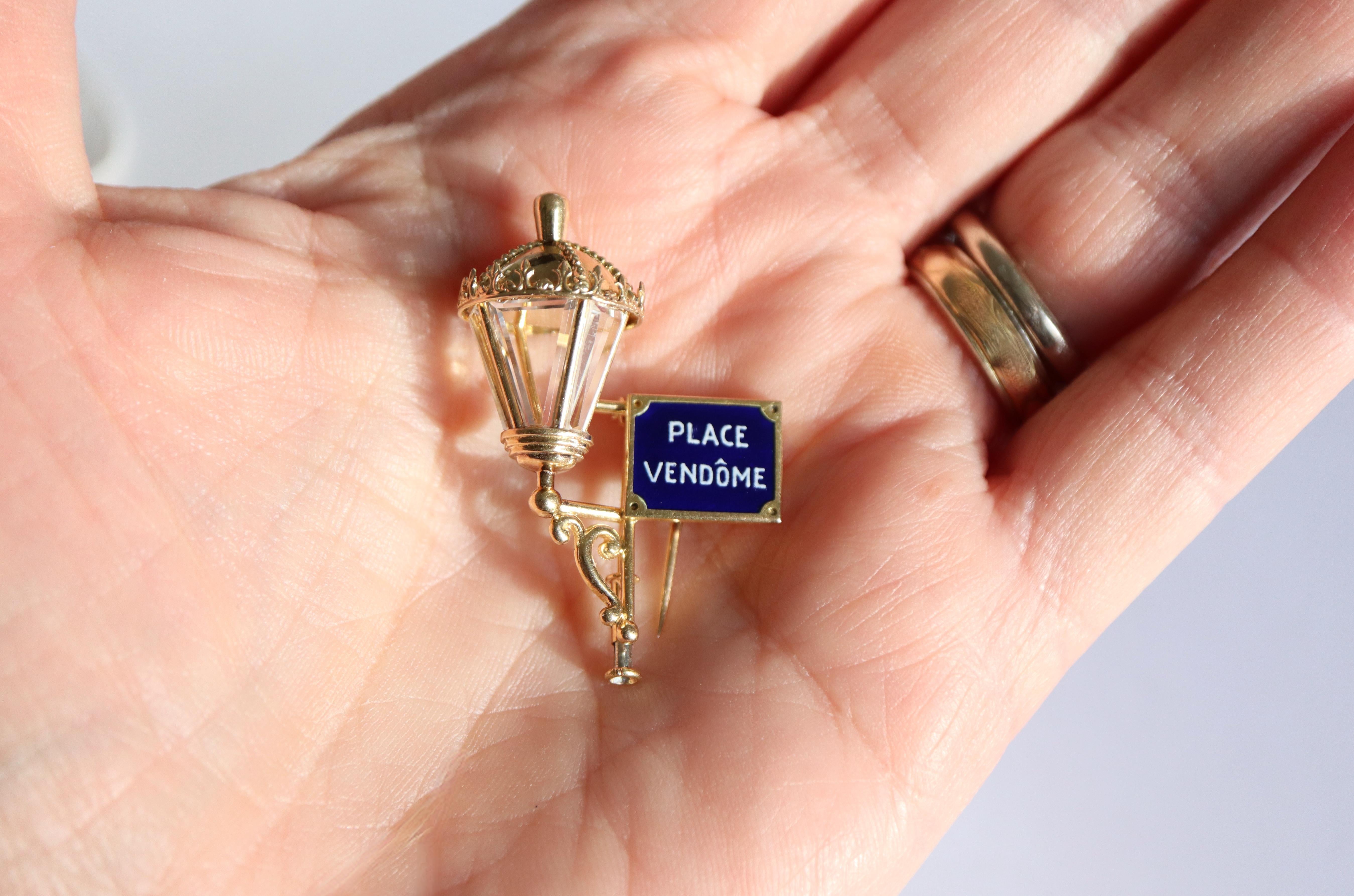 Mauboussin Place Vendôme Enamel and 18 Karat Gold Brooch In Good Condition For Sale In Paris, FR