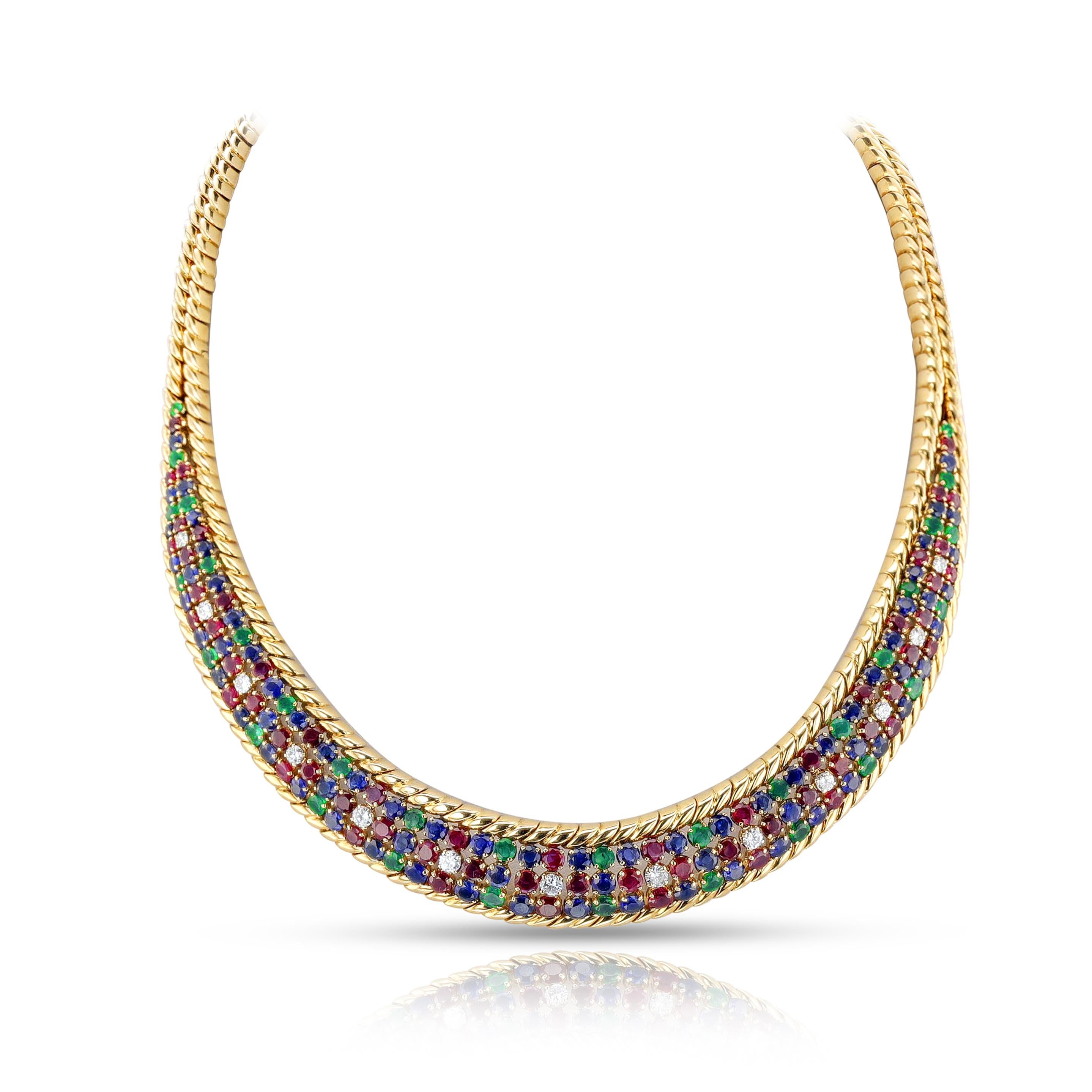 Una collana di rubini, smeraldi, zaffiri e diamanti di Mauboussin in oro giallo 18 carati. Il peso totale della collana è di 97.01 grammi. Il peso del diamante è di circa 1 carato, F, VS. Firmato, numerato, marchi di controllo francesi, marchio di