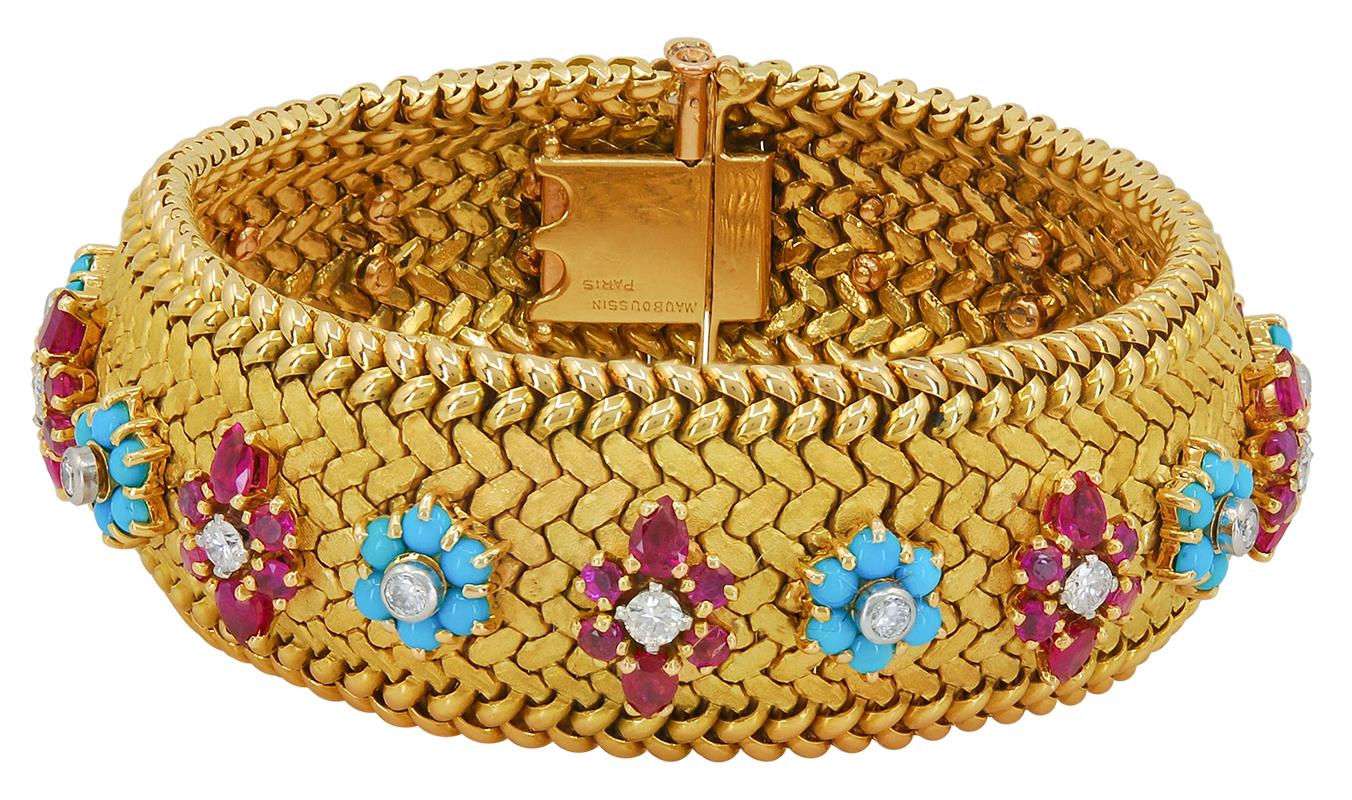 Bracelet Mauboussin à rubis turquoises et diamants en or jaune 18 carats.

Un bracelet souple en or opulent tissé, rehaussé de fleurons de pierres précieuses de Mauboussin. Les maillons mats saisissants sont entrelacés dans un cadre en métal poli à