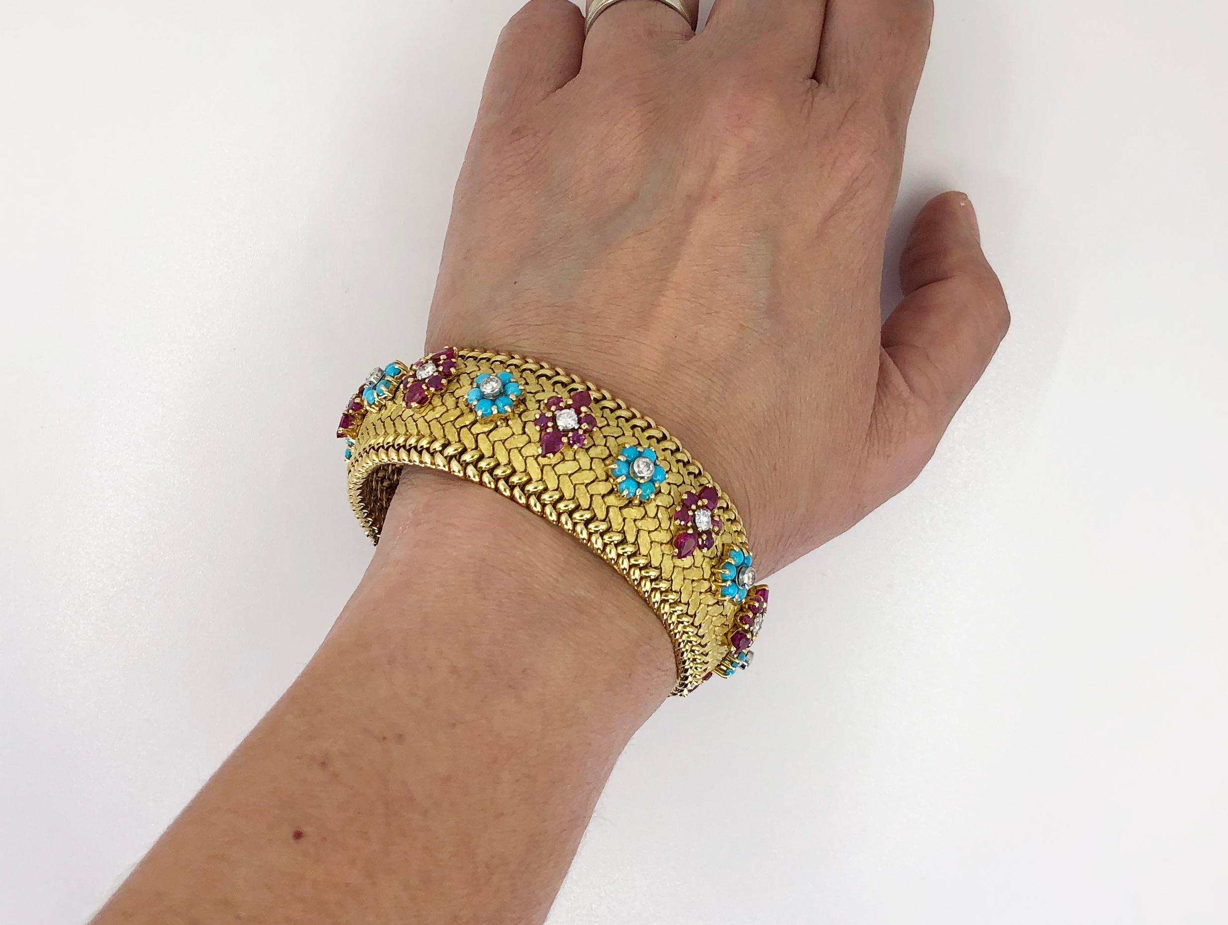 Taille mixte Bracelet Mauboussin en or jaune, diamants, rubis et turquoises en vente