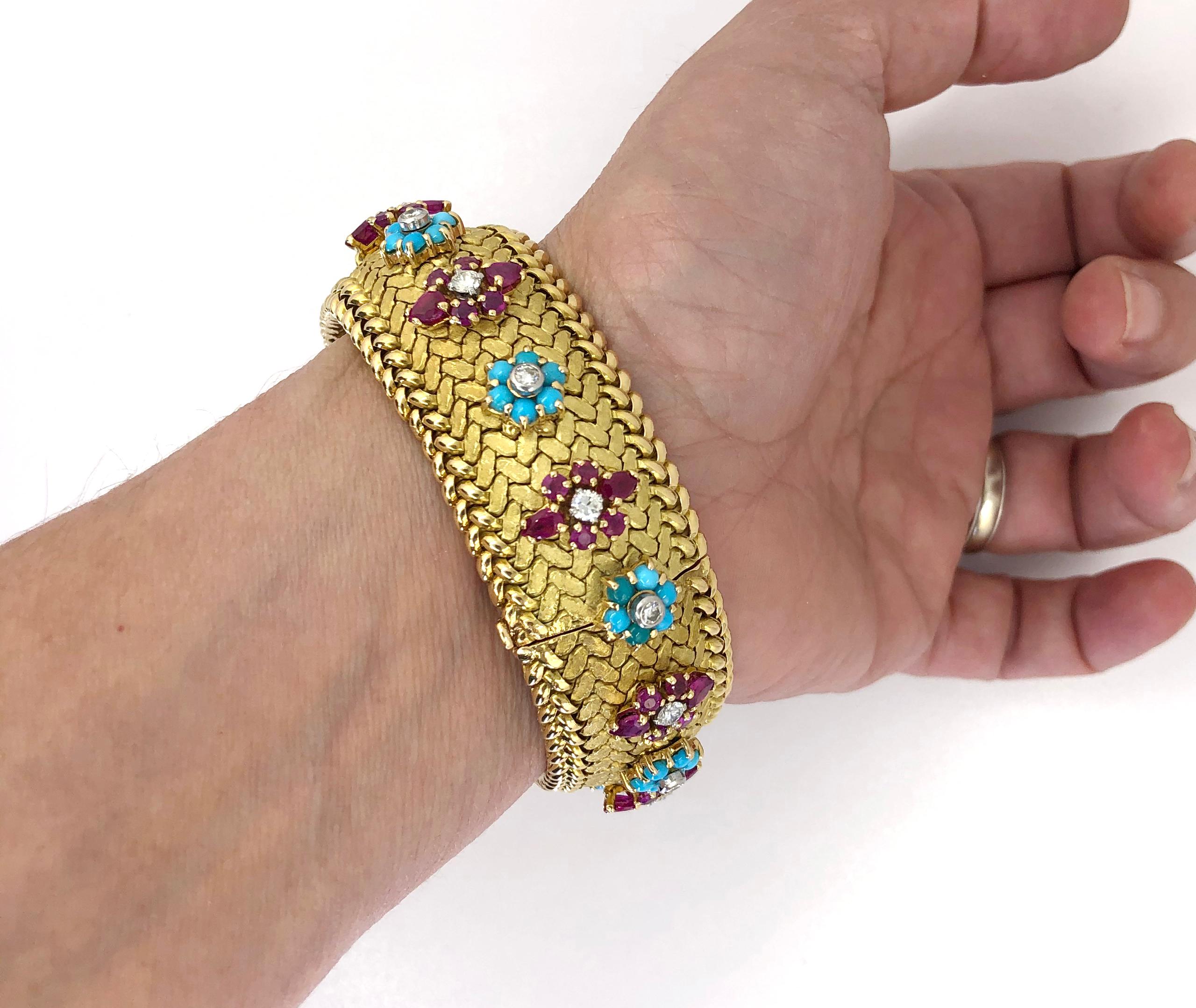 Bracelet Mauboussin en or jaune, diamants, rubis et turquoises Bon état - En vente à New York, NY