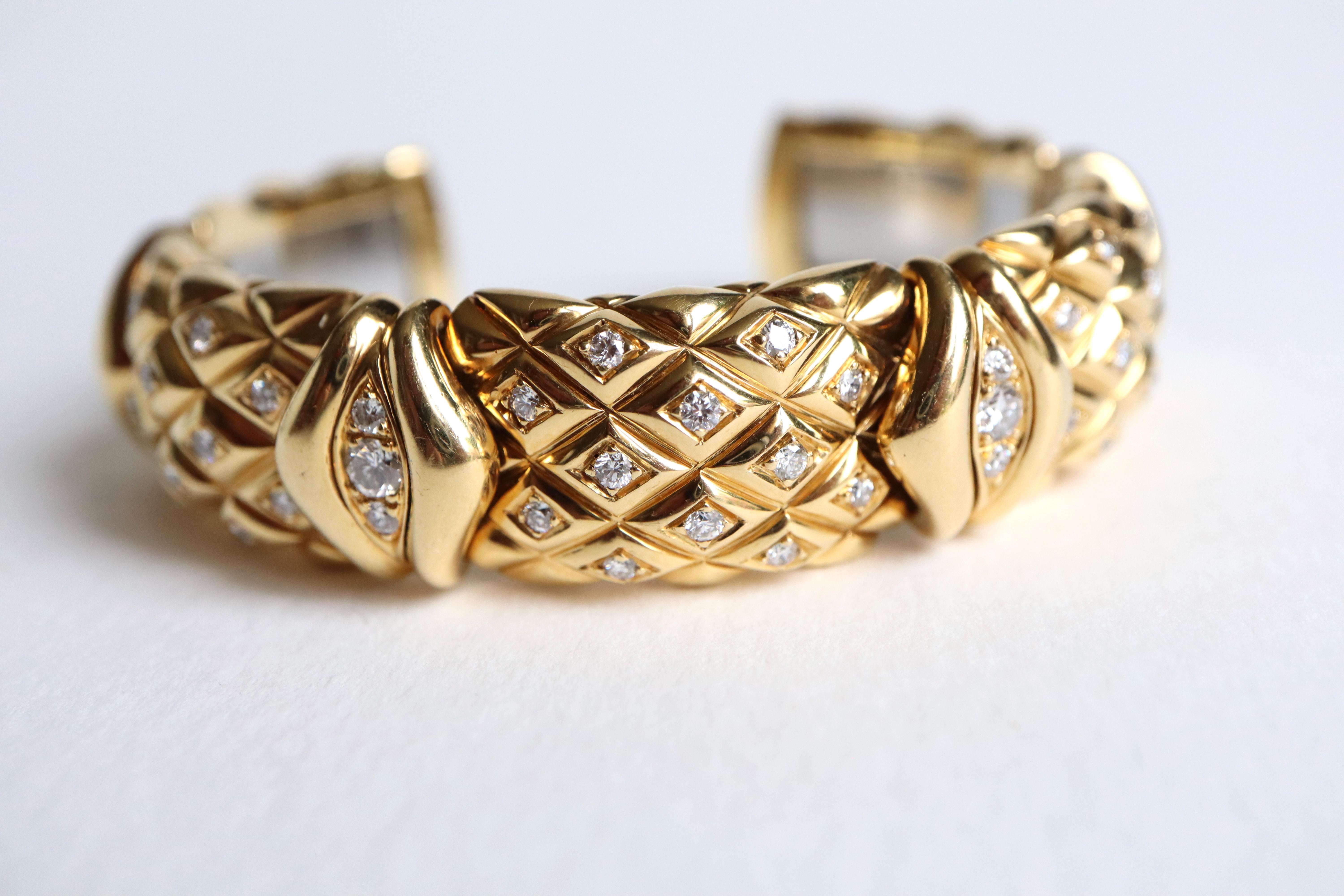 MAUBOUSSIN Semi-rigid Bracelet in 18 kt yellow Gold and Diamonds
Semi-rigid MAUBOUSSIN Bracelet in quilted 18 kt yellow Gold set with Diamonds for approximately 2 carats, inner steel core.
Signed and Numbered
Gross Weight: 64.9 g 
Interior