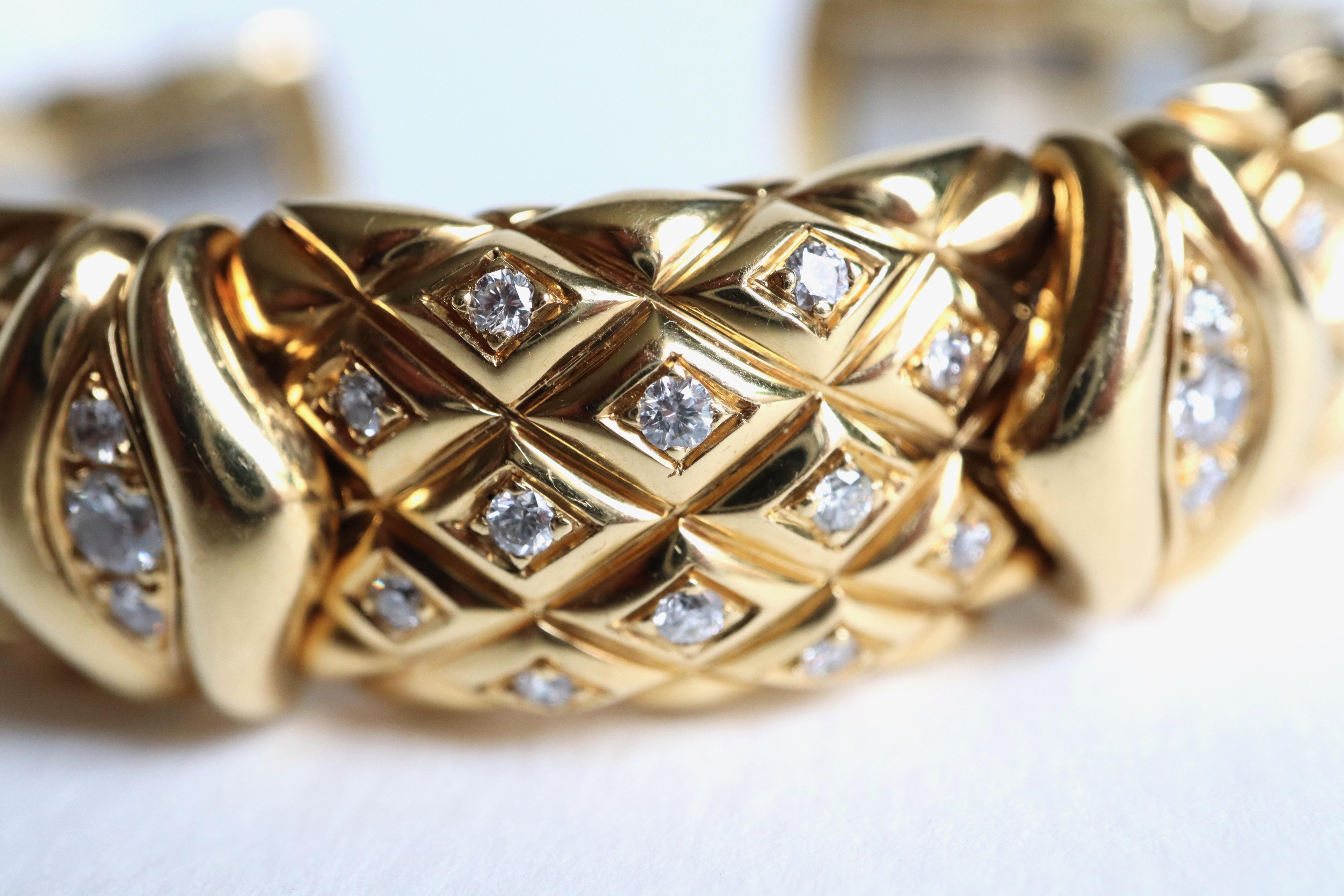 Taille brillant Mauboussin Bracelet semi-rigé en or jaune 18 carats et diamants en vente