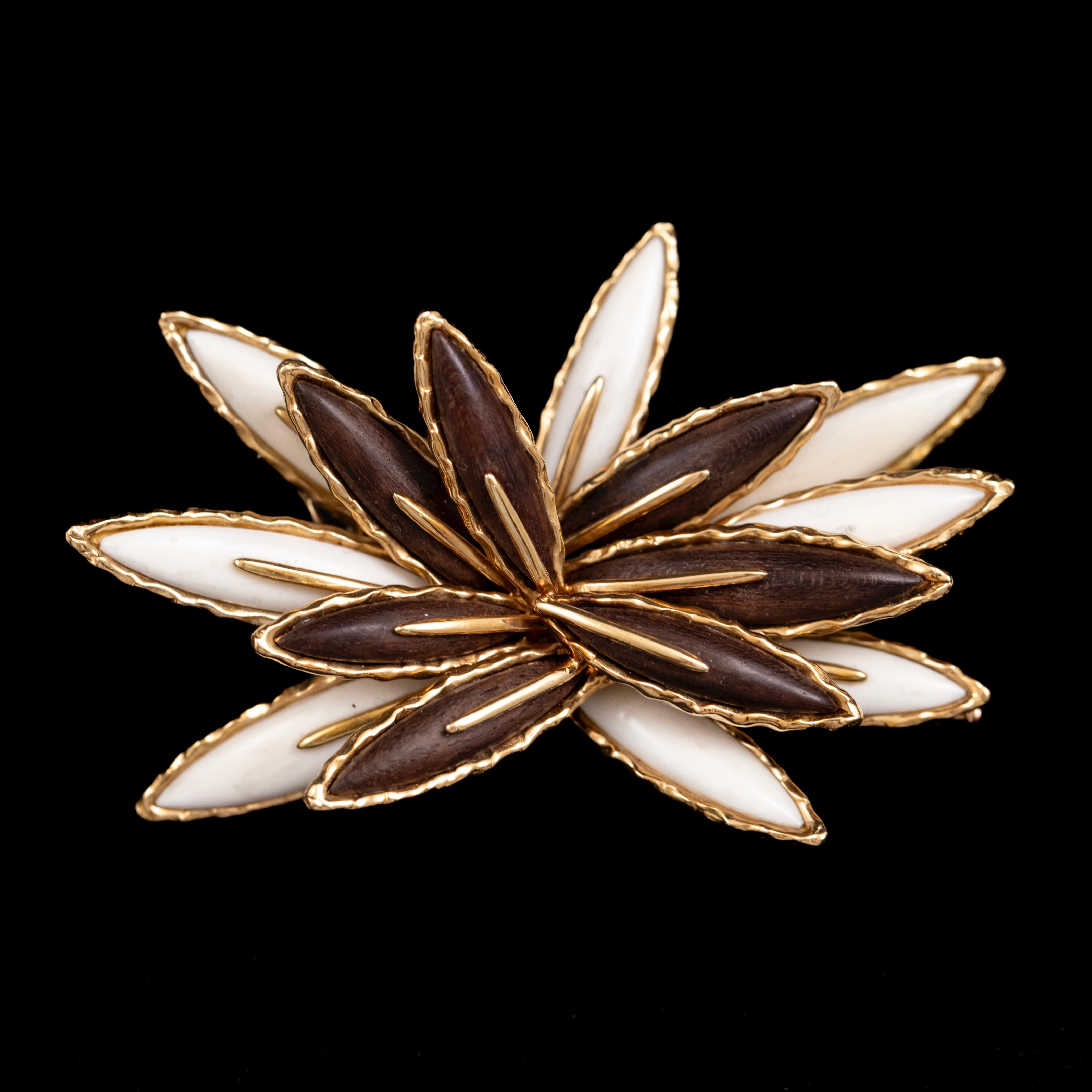 Mauboussin Vintage-Brosche aus Rosenholz und Horn in 18-karätigem Gelbgold, ca. 1970er Jahre, in der Originalverpackung des Herstellers. Die stilisierte Blüte besteht aus 15 länglichen Blättern, sieben aus dunkelbraunem Palisanderholz und acht aus