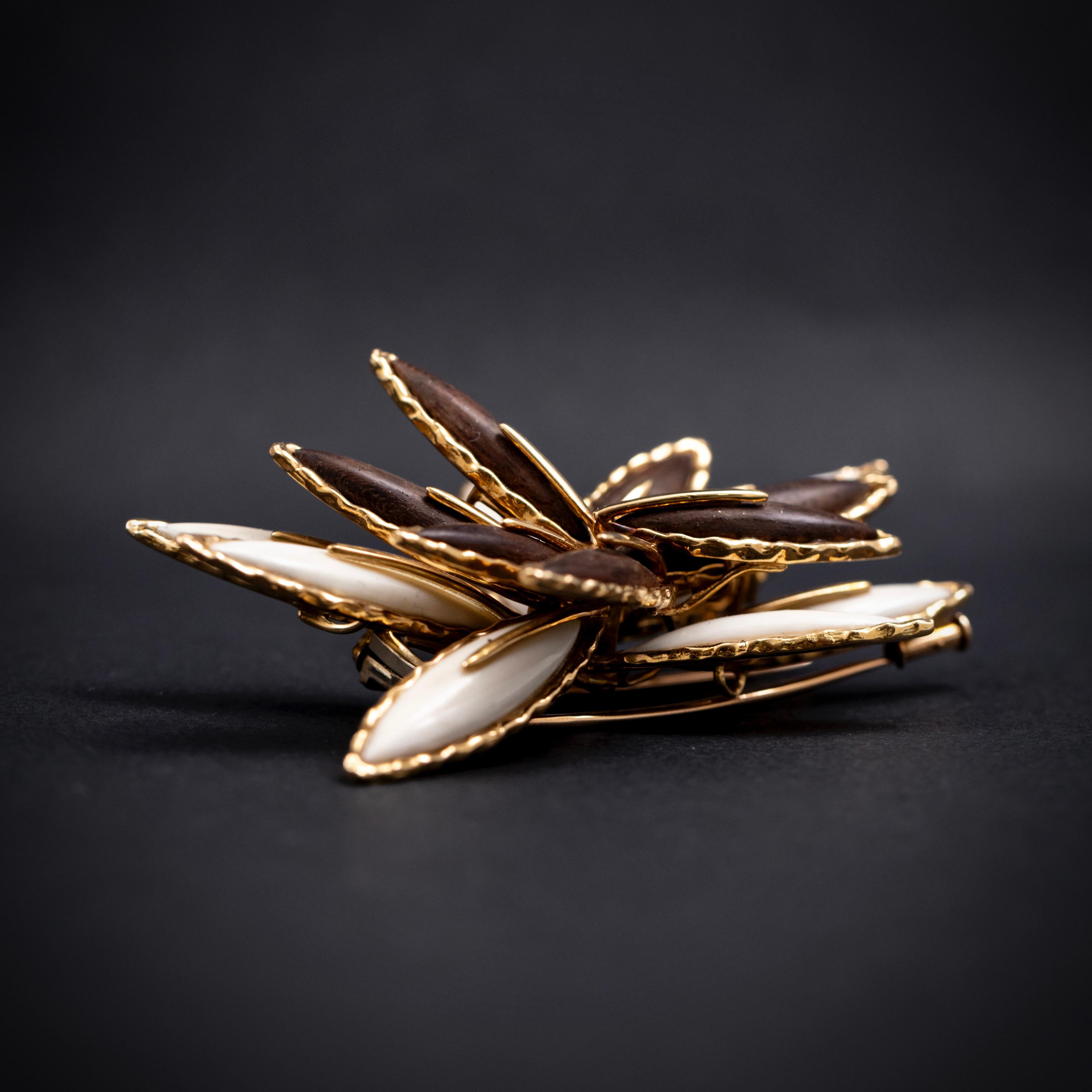 Mauboussin Vintage Horn-Rosenholz-Blumenbrosche 18K Gelbgold 1970er Jahre Gehäuse im Zustand „Gut“ im Angebot in Lisbon, PT