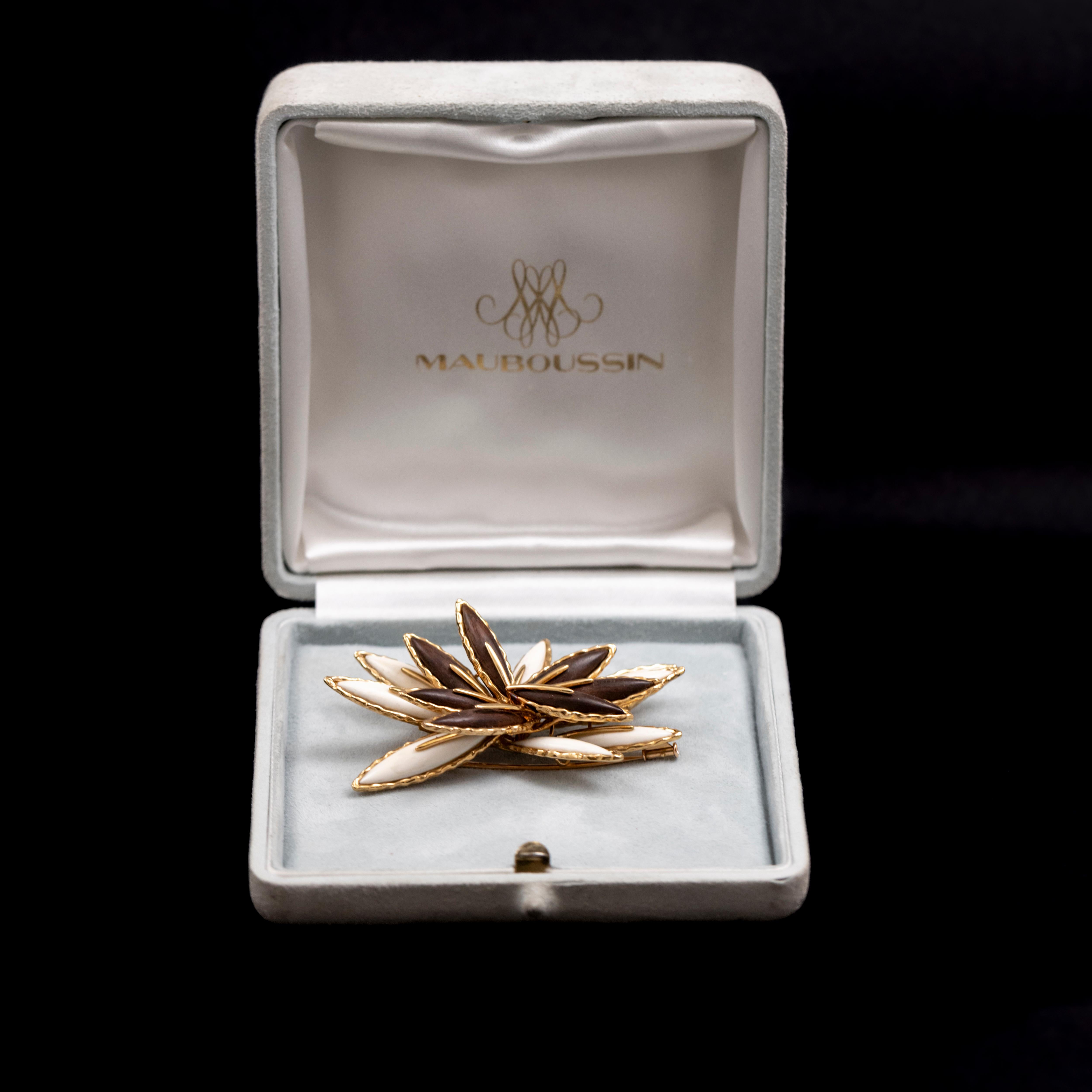 Mauboussin Vintage Horn-Rosenholz-Blumenbrosche 18K Gelbgold 1970er Jahre Gehäuse im Angebot 5