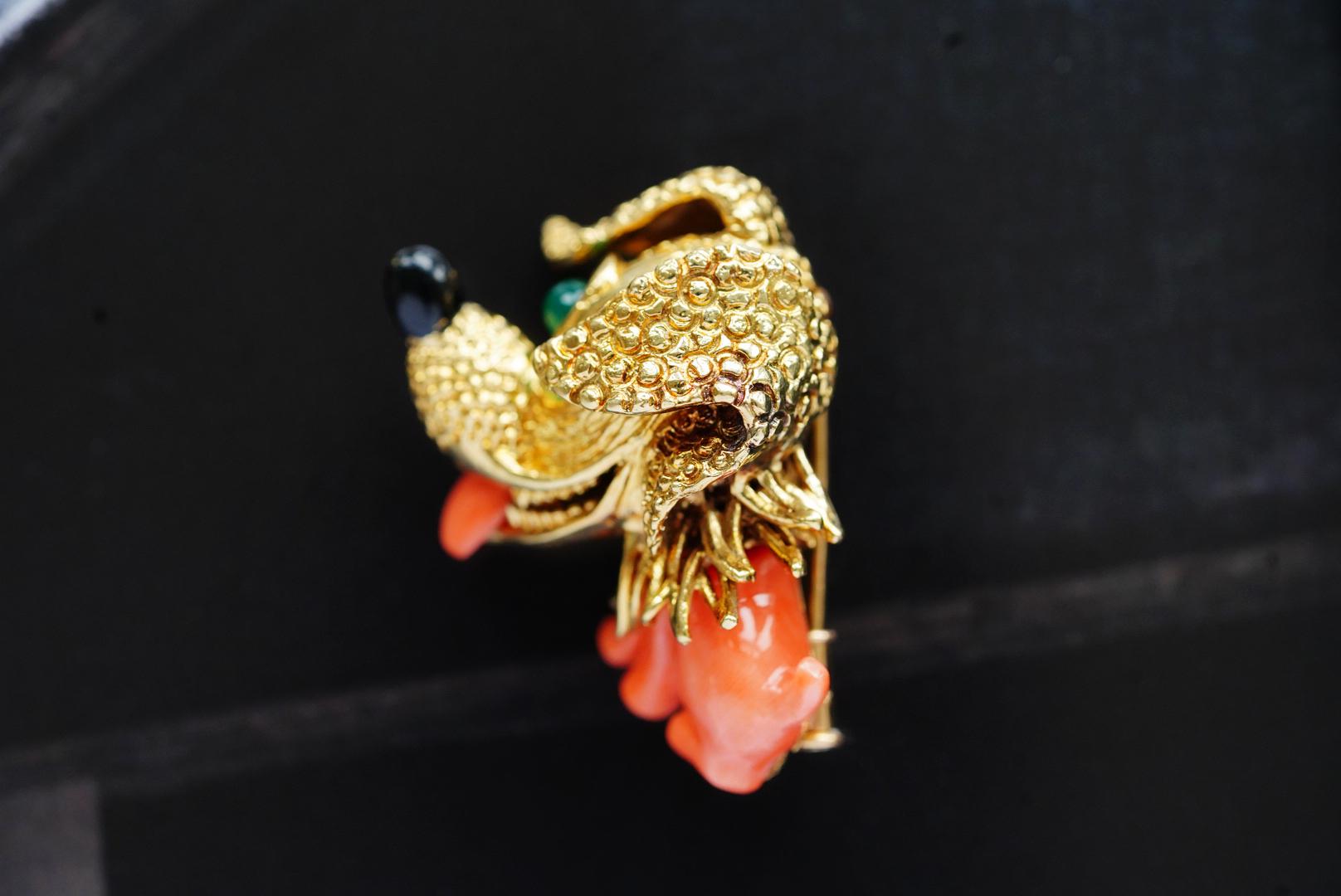 Mauboussin Vintage Yellow Gold Coral Chrysoprase Puppy brooch In Excellent Condition For Sale In London, GB